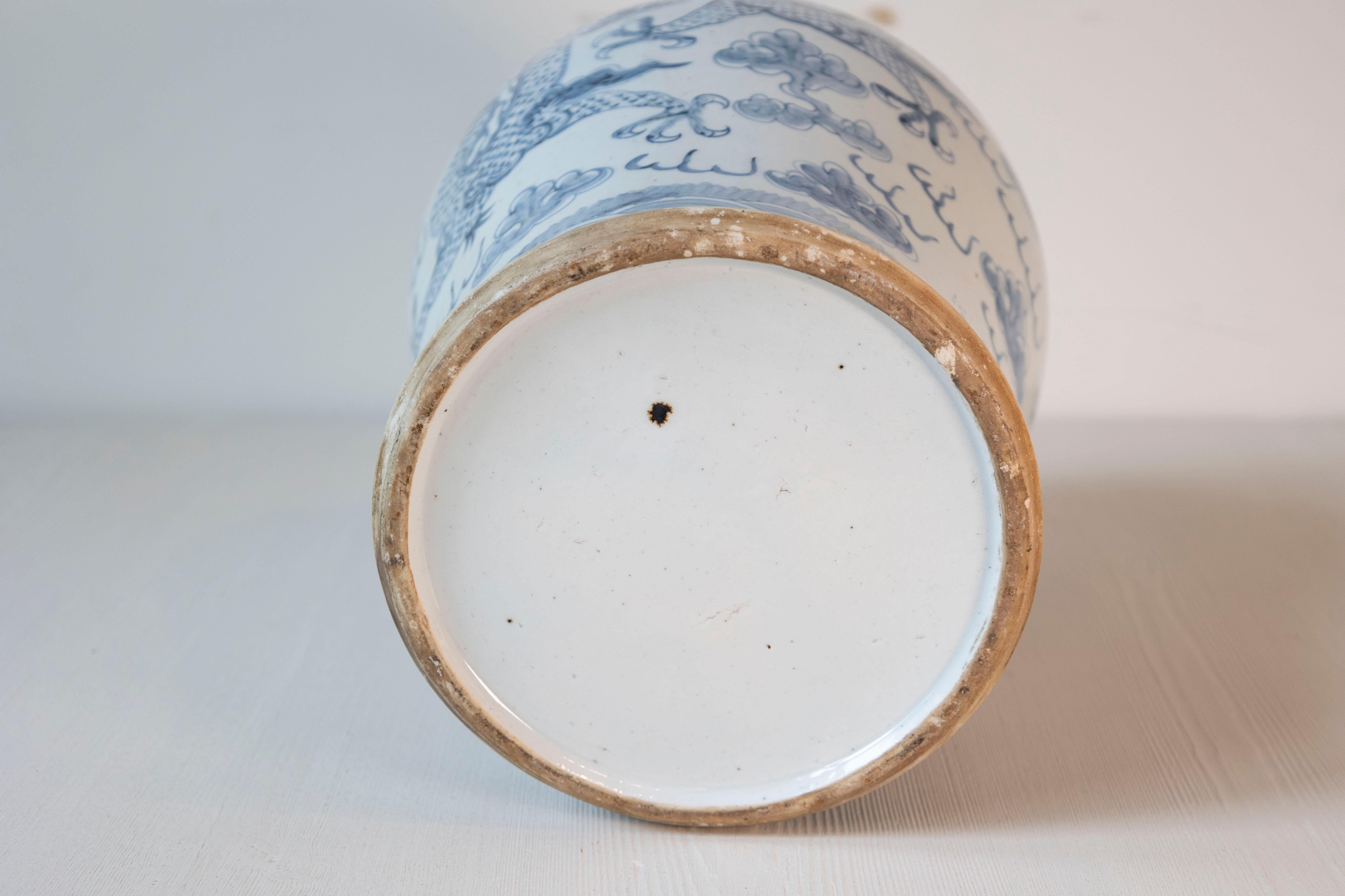 Porcellana Vaso in porcellana blu e bianca di esportazione cinese del XX secolo con motivi di drago in vendita