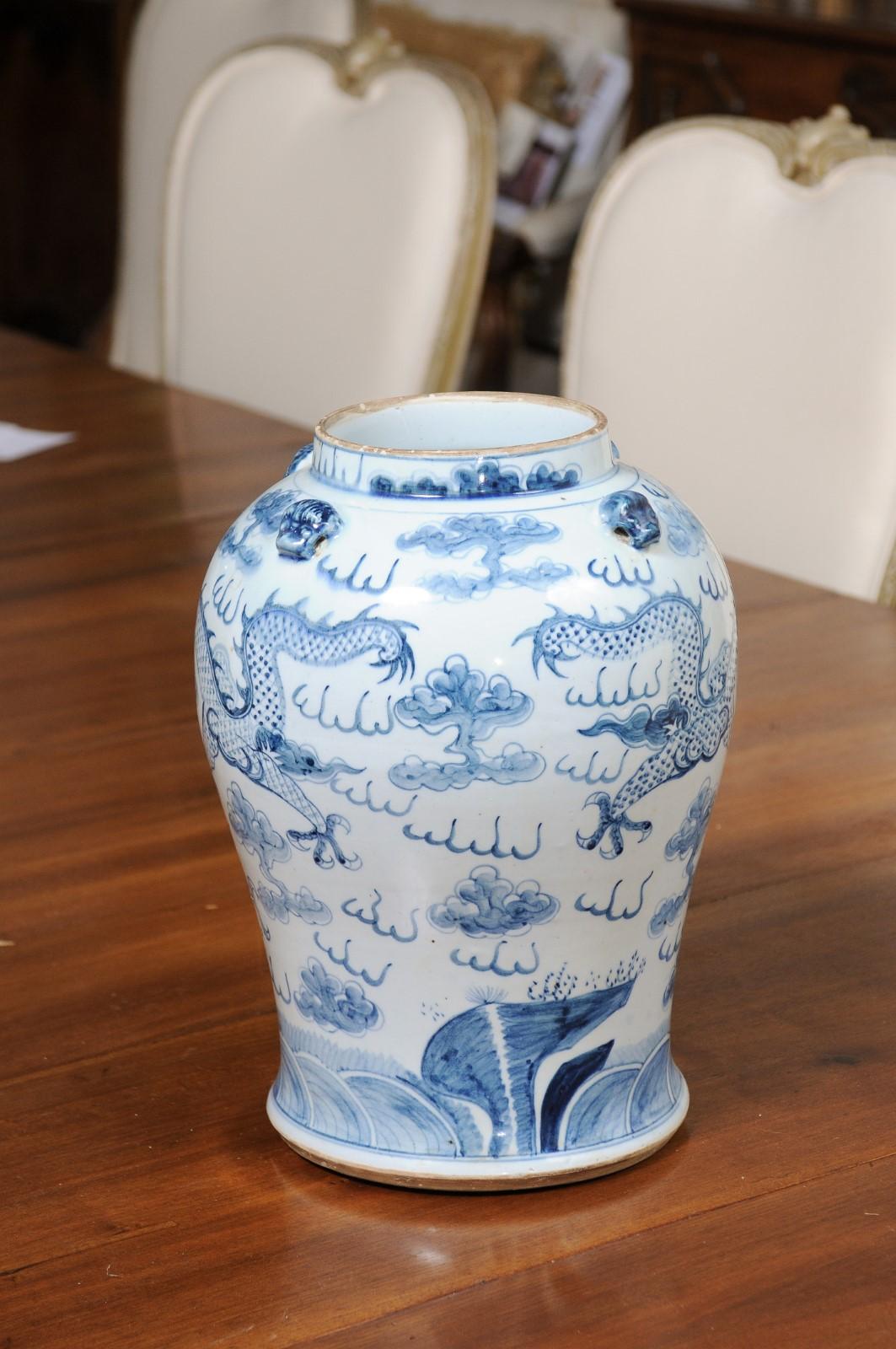 Chinois Vase en porcelaine bleue et blanche d'exportation chinoise du 20e siècle avec motifs de dragons en vente