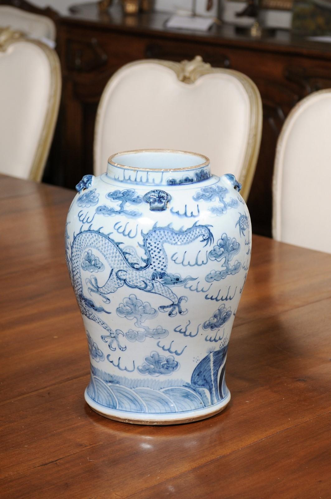 Vase en porcelaine bleue et blanche d'exportation chinoise du 20e siècle avec motifs de dragons Bon état - En vente à Atlanta, GA