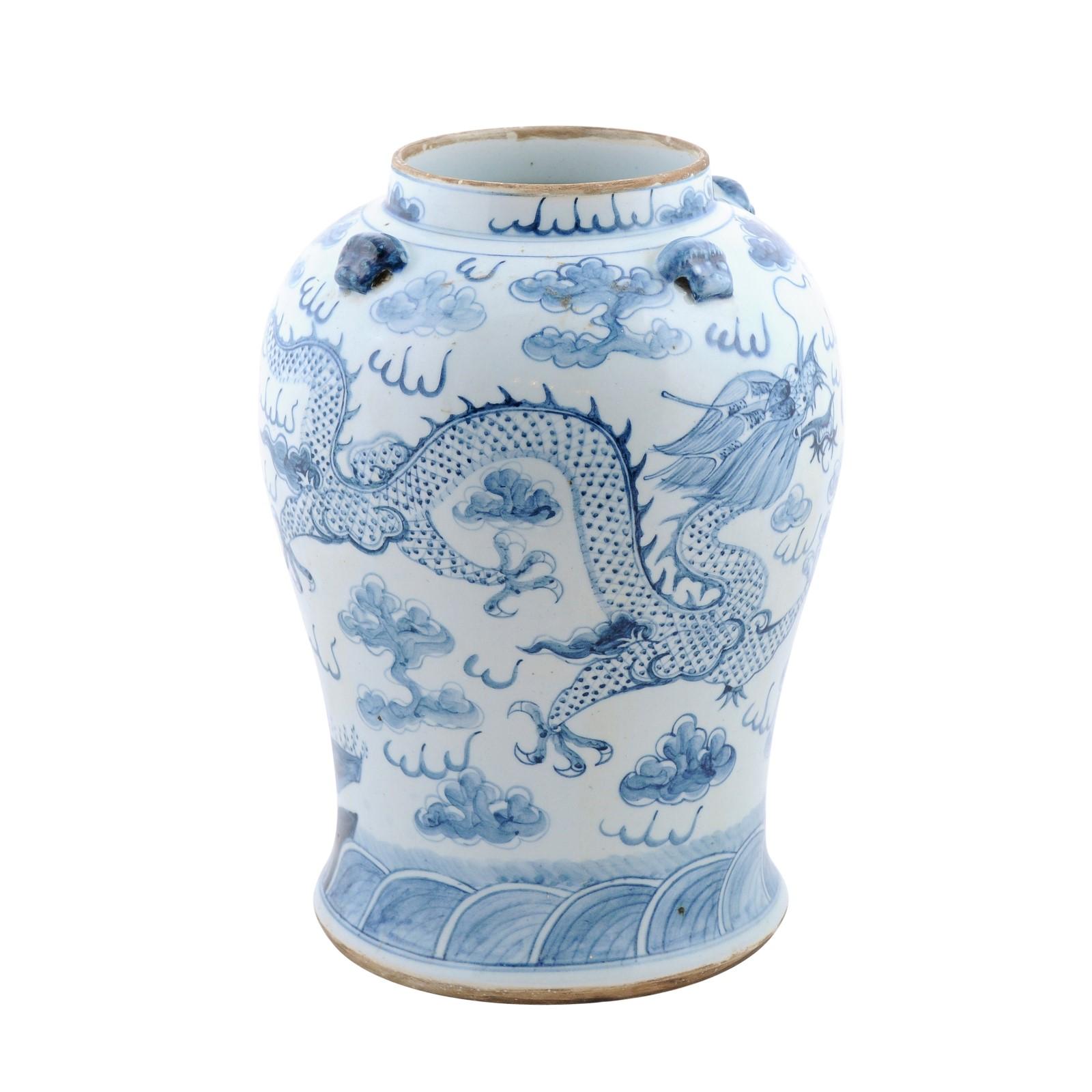 Vase en porcelaine bleue et blanche d'exportation chinoise du 20e siècle avec motifs de dragons
