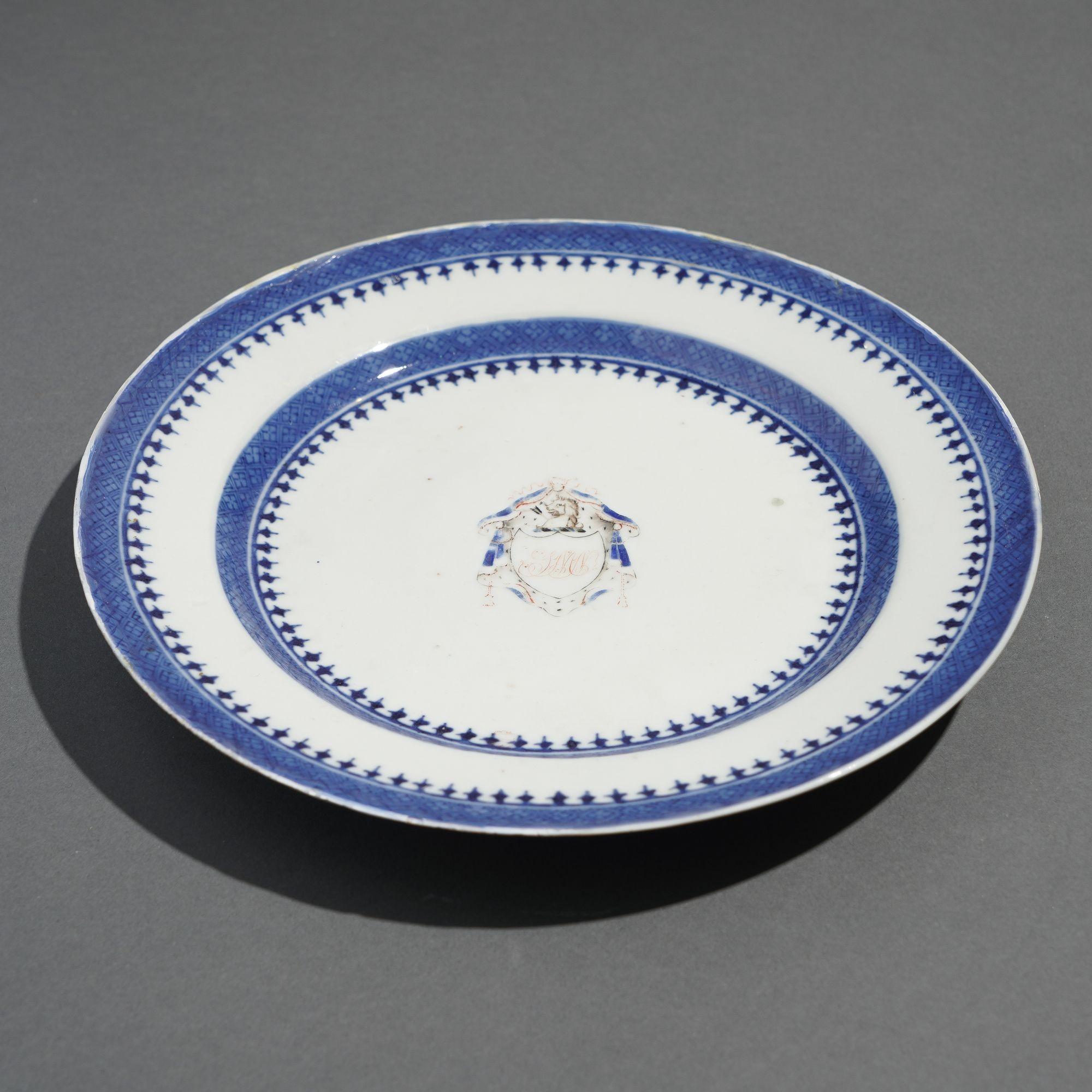Chinese export armorial Nanking plate with characteristic arrow border in cobalt underglaze blue.

China, circa 1790.