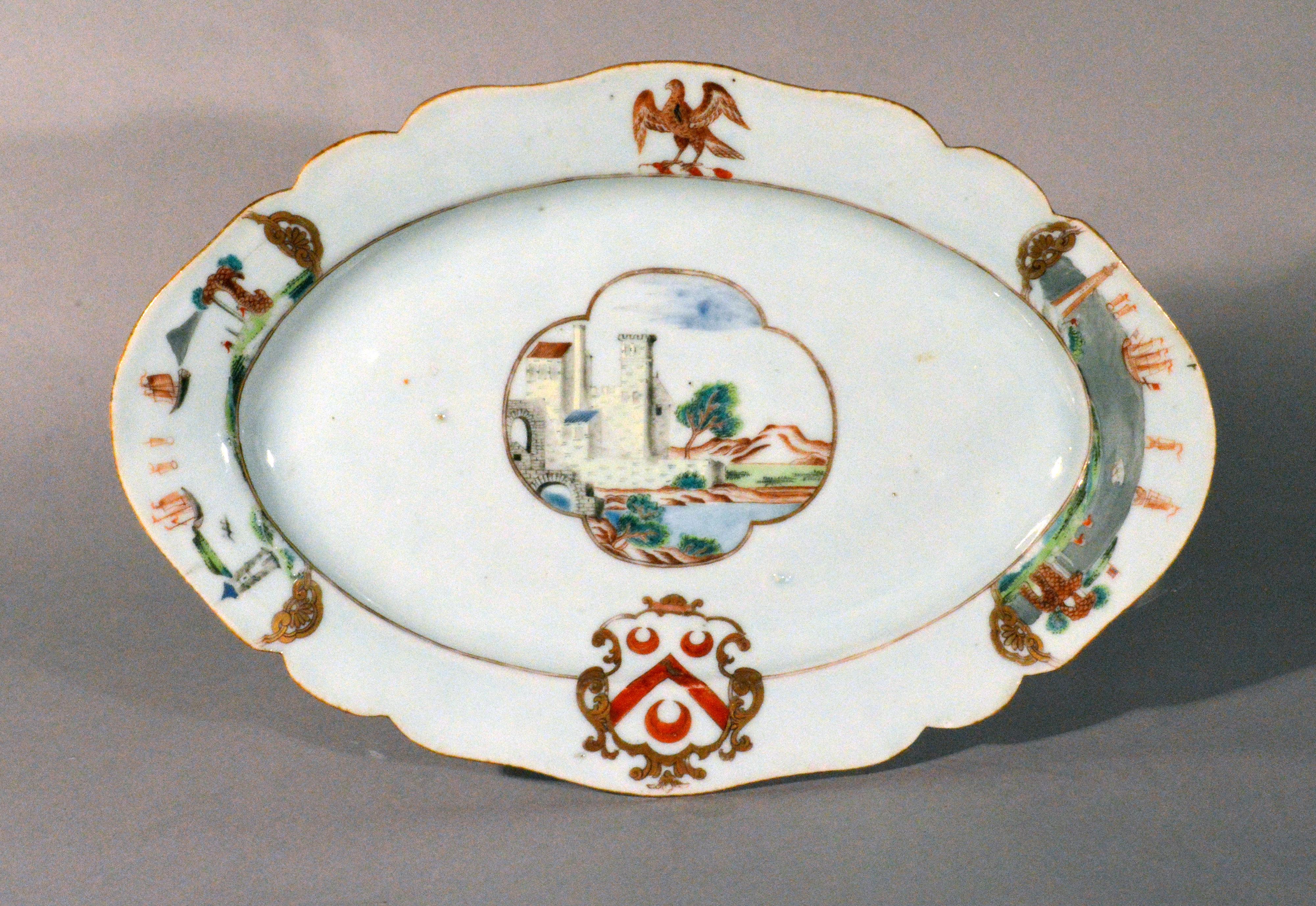 Exportation chinoise Plat en porcelaine armoriée d'exportation chinoise, armoiries de Polonais, vers 1745 en vente