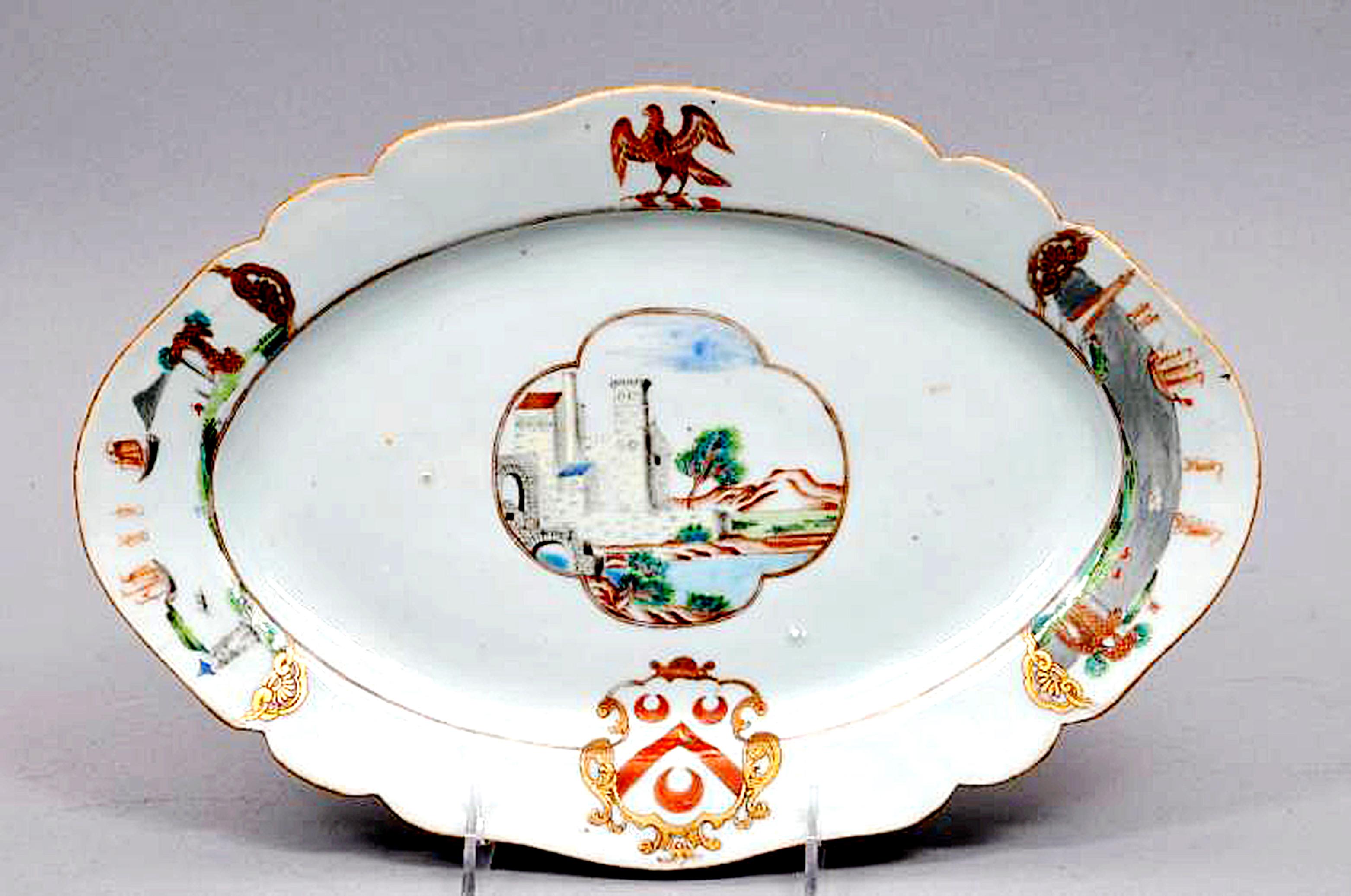 Chinois Plat en porcelaine armoriée d'exportation chinoise, armoiries de Polonais, vers 1745 en vente