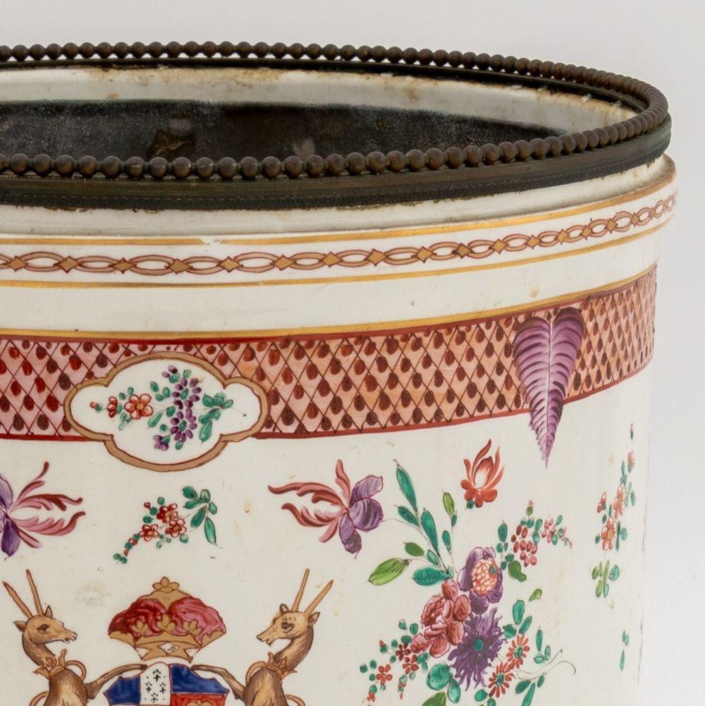 Jardiniere in porcellana armoriale cinese da esportazione, XIX secolo, con bordo montato in metallo e inserto in metallo, con motivo floreale rosa e ghirlanda con stemma al centro, marchio di carattere rosso ferro sul lato inferiore. Diametro: 10,5