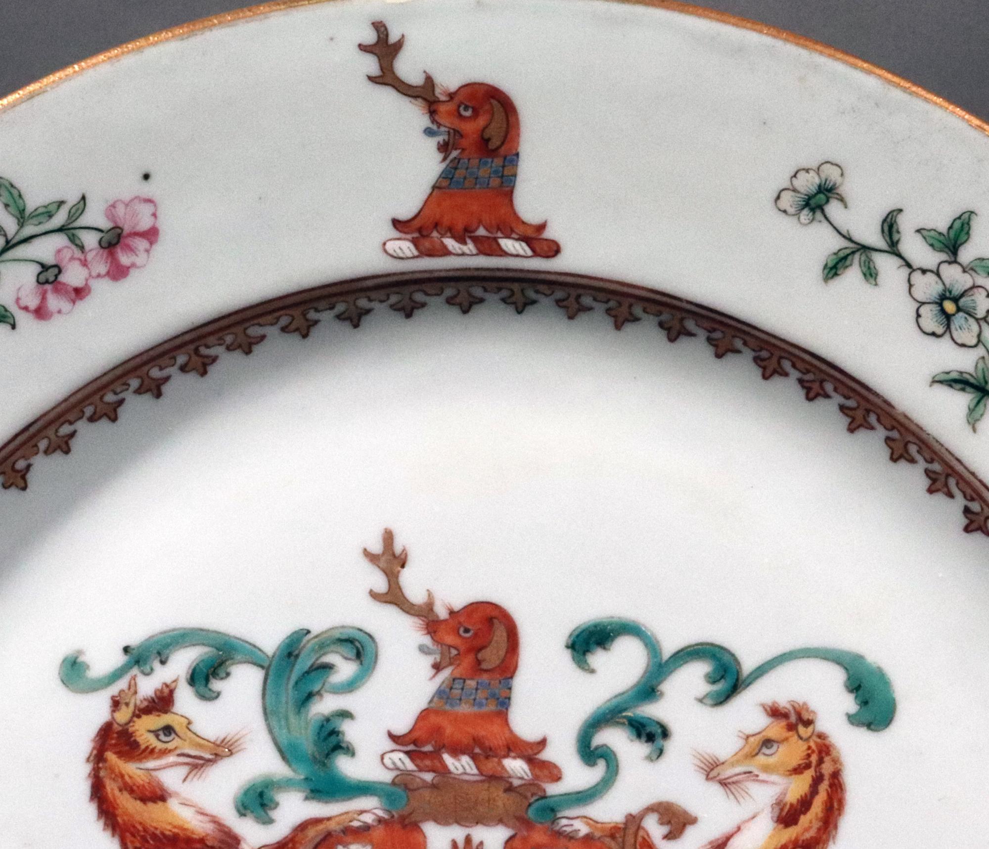 Exportation chinoise Assiette en porcelaine armoriée d'exportation chinoise, armoiries de Stepney et de Lloyd en fantaisie