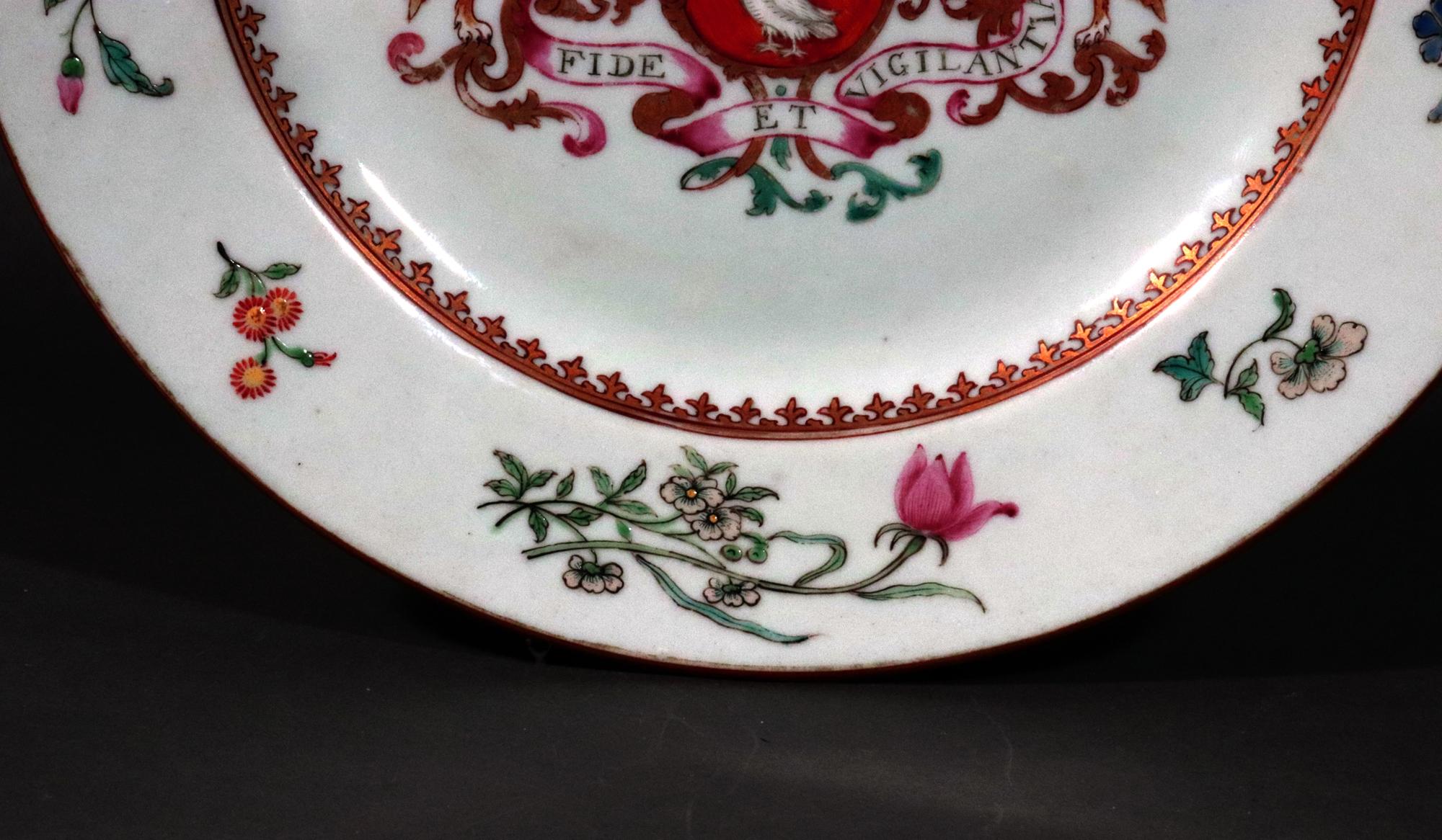 Chinois Assiette en porcelaine armoriée d'exportation chinoise, armoiries de Stepney et de Lloyd en fantaisie