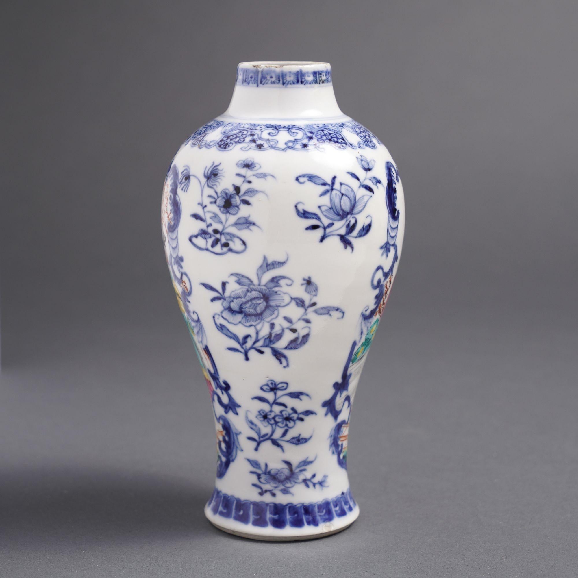 Chinesische Export-Vase in Balusterform als garniture mit figürlichen Szenen, um 1780 (18. Jahrhundert) im Angebot