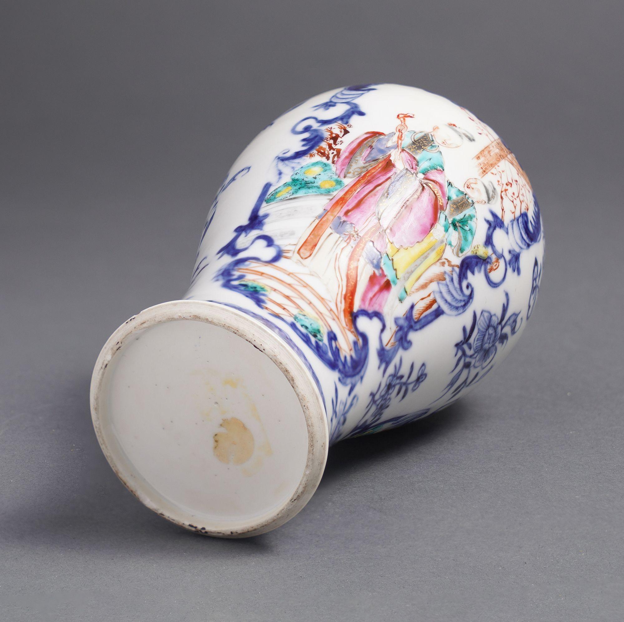 Chinesische Export-Vase in Balusterform als garniture mit figürlichen Szenen, um 1780 im Angebot 1
