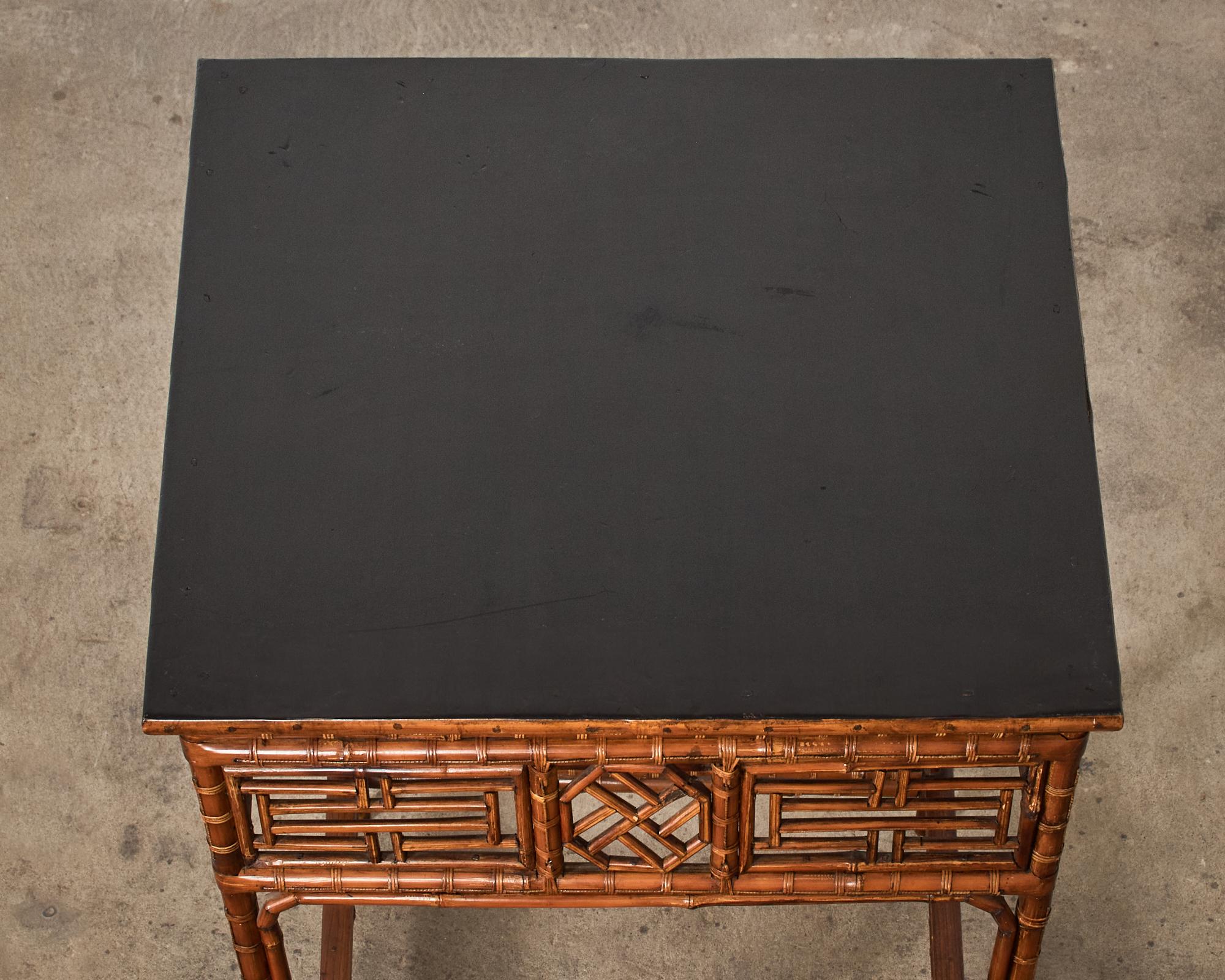 20ième siècle Table centrale carrée en bambou ajouré d'exportation chinoise en vente