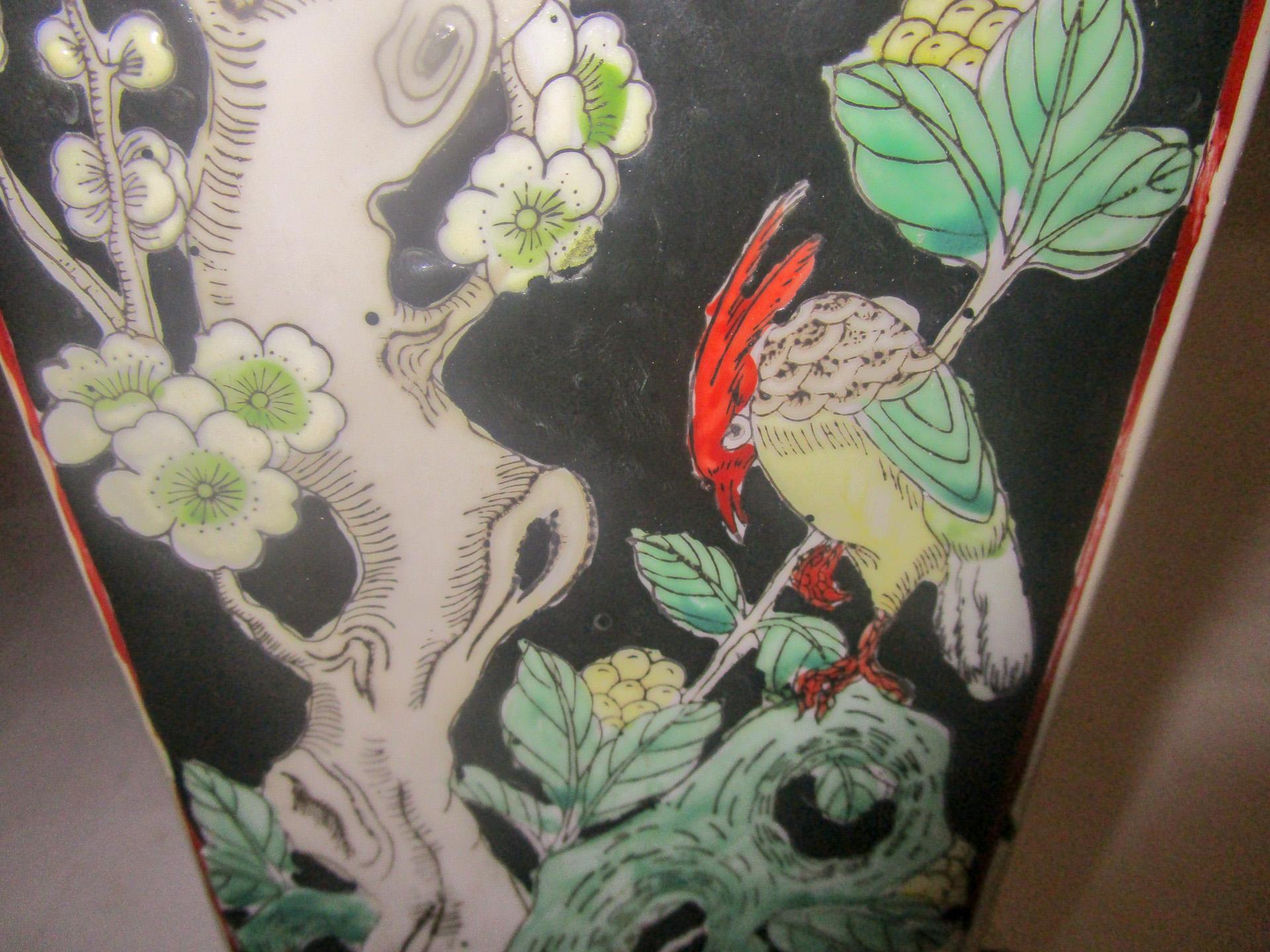Chinois Lampe de table en céramique noire d'exportation chinoise avec motifs floraux et oiseaux en vente