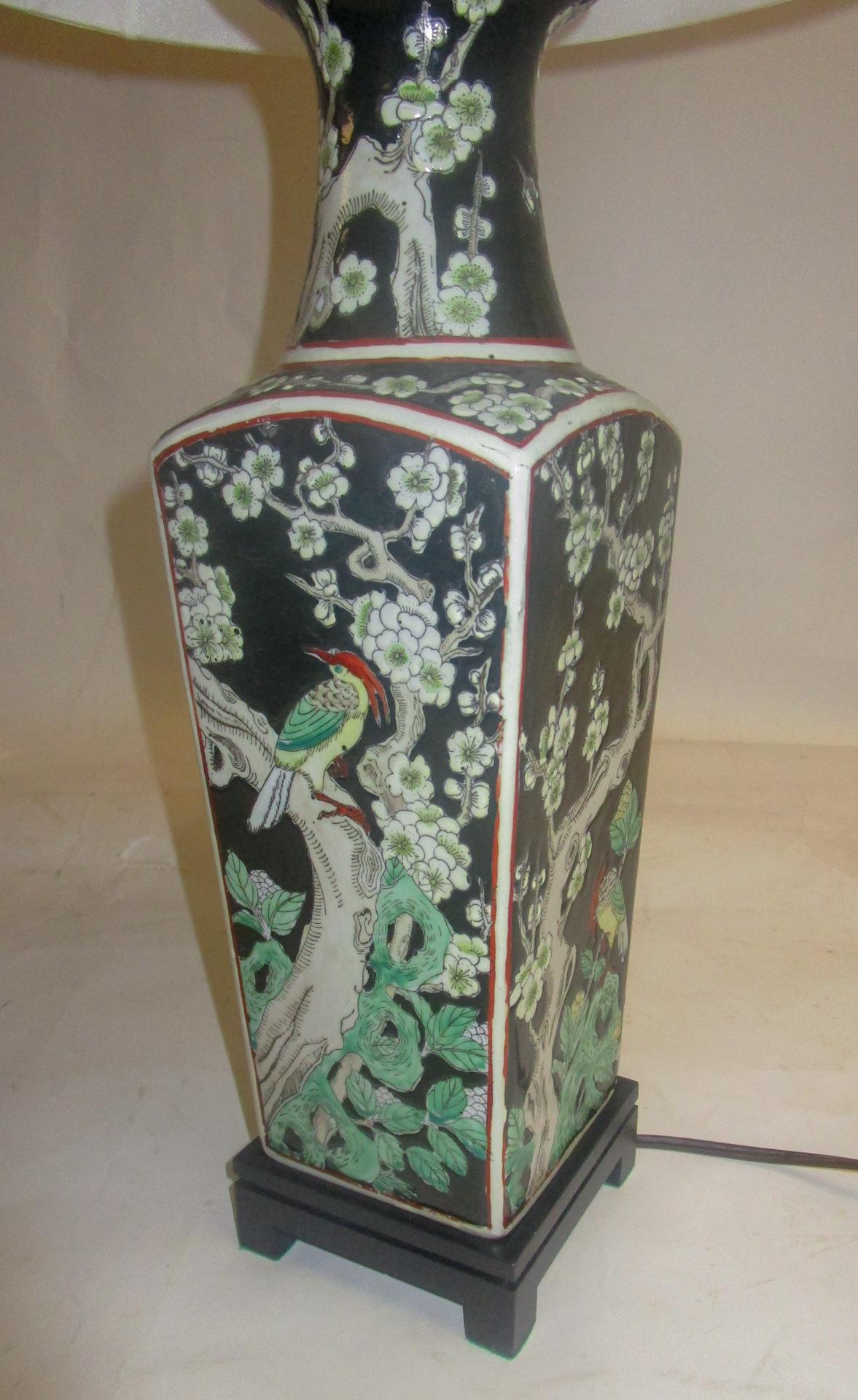 Milieu du XXe siècle Lampe de table en céramique noire d'exportation chinoise avec motifs floraux et oiseaux en vente