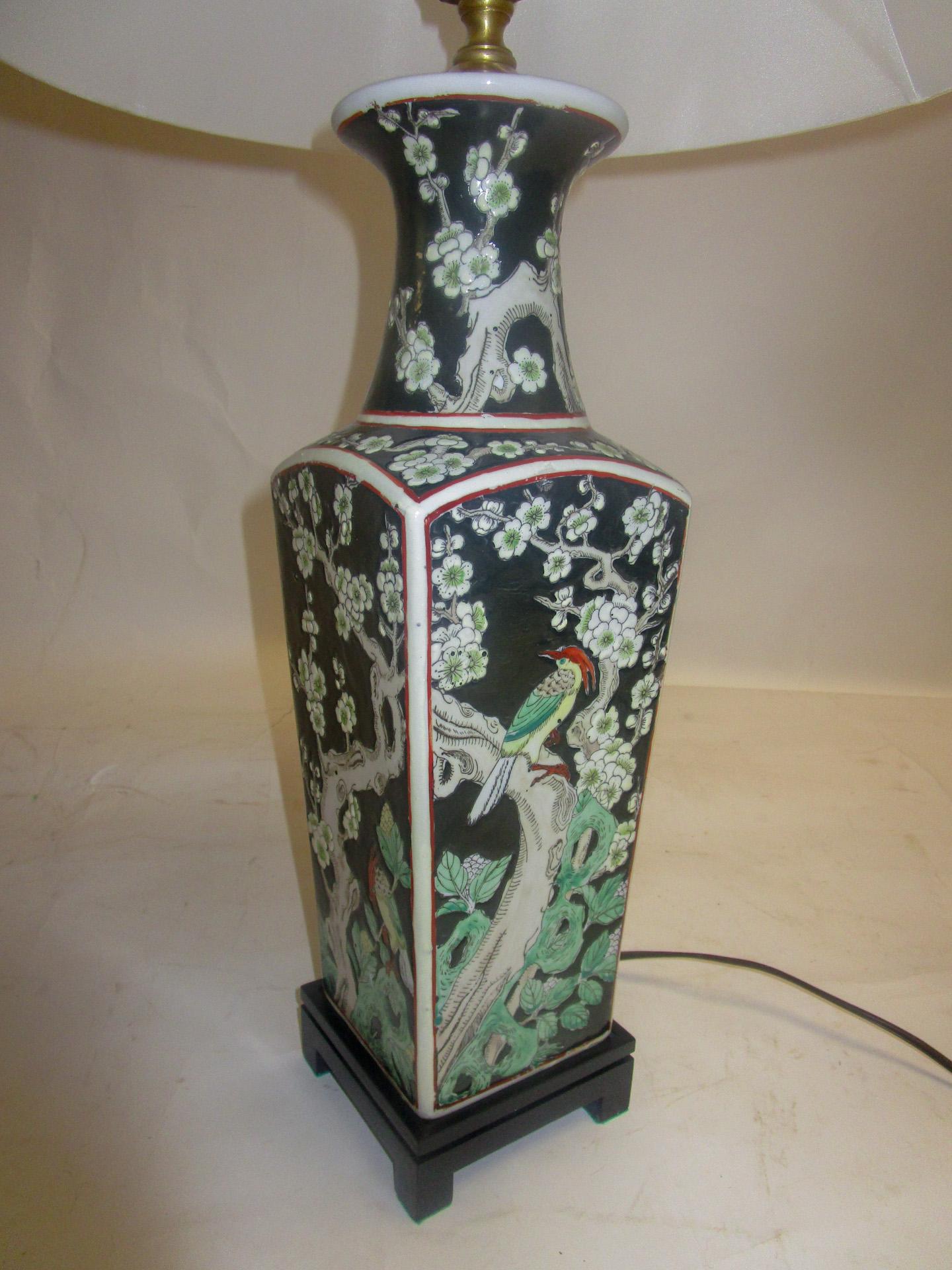 Laiton Lampe de table en céramique noire d'exportation chinoise avec motifs floraux et oiseaux en vente
