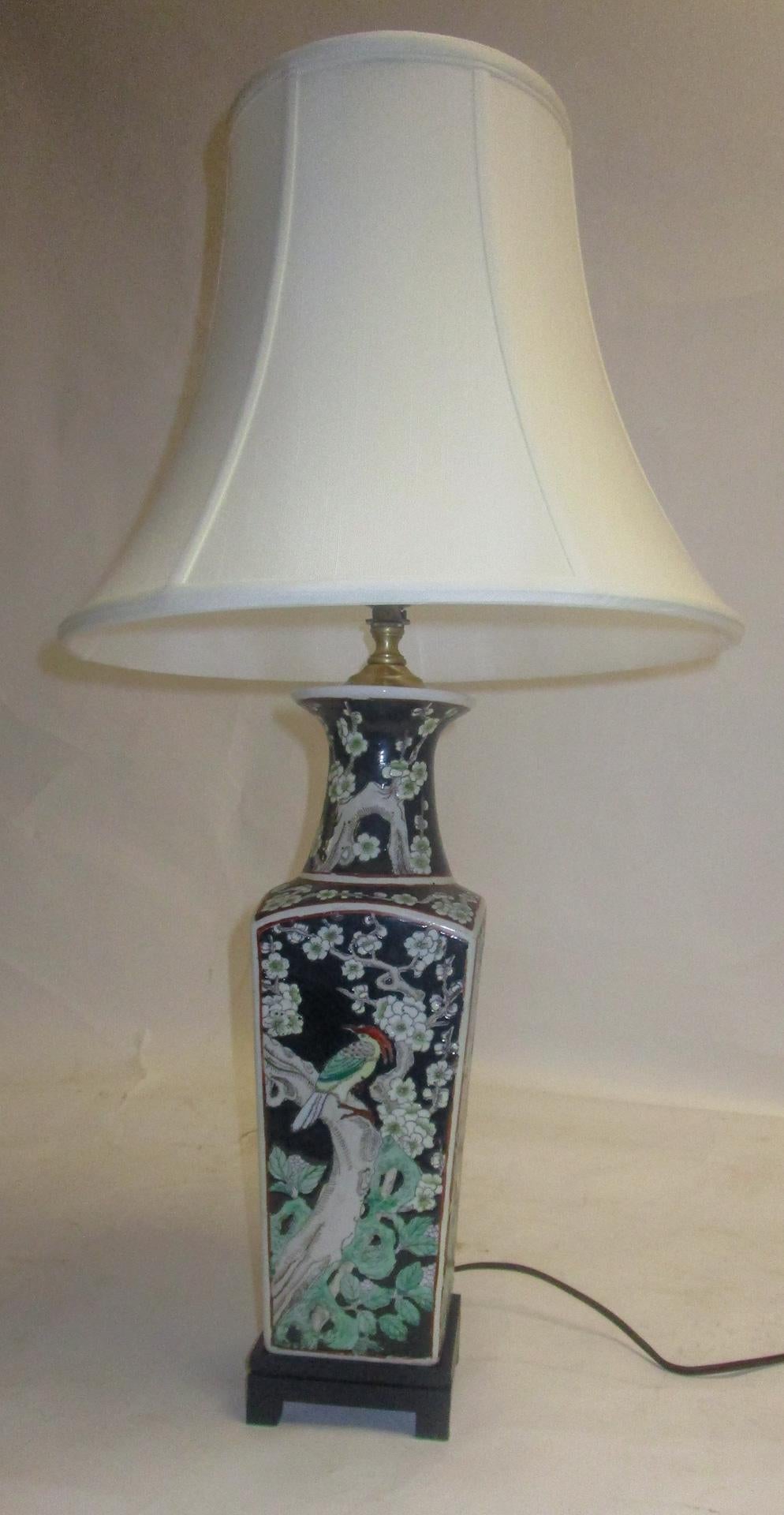 Lampe de table en céramique noire d'exportation chinoise avec motifs floraux et oiseaux en vente 1