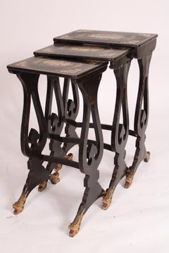 Nido de mesas chino de exportación lacado en negro y decorado en dorado