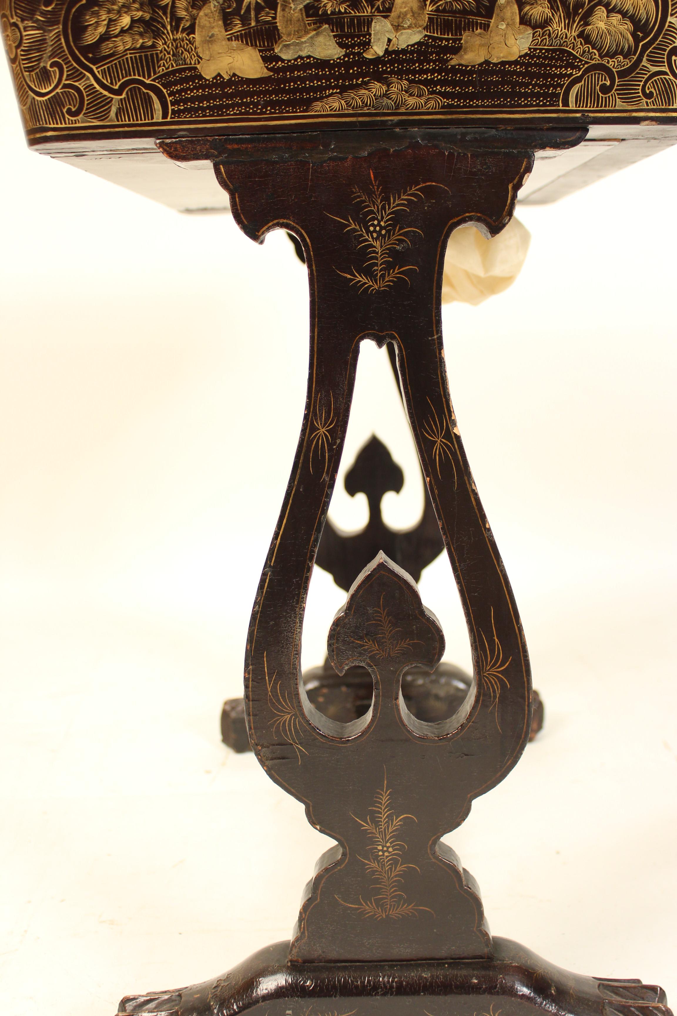 Table à couture d'exportation chinoise en laque noire et décorée de dorures en vente 6