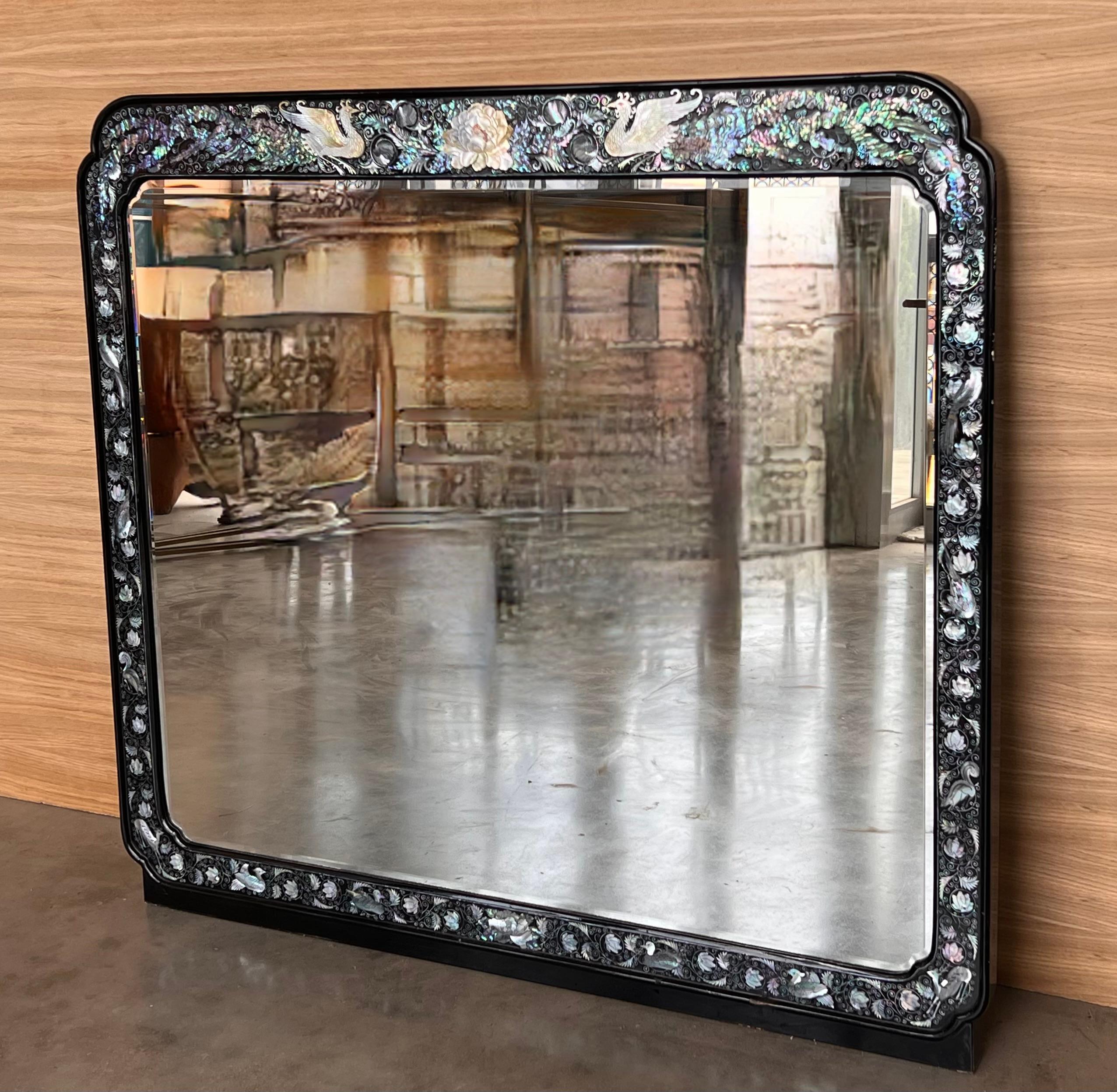 Miroir d'exportation chinois en laque et pierre dure, avec diverses incrustations florales en pierre dure dans un cadre à cartouche en laque noire. 