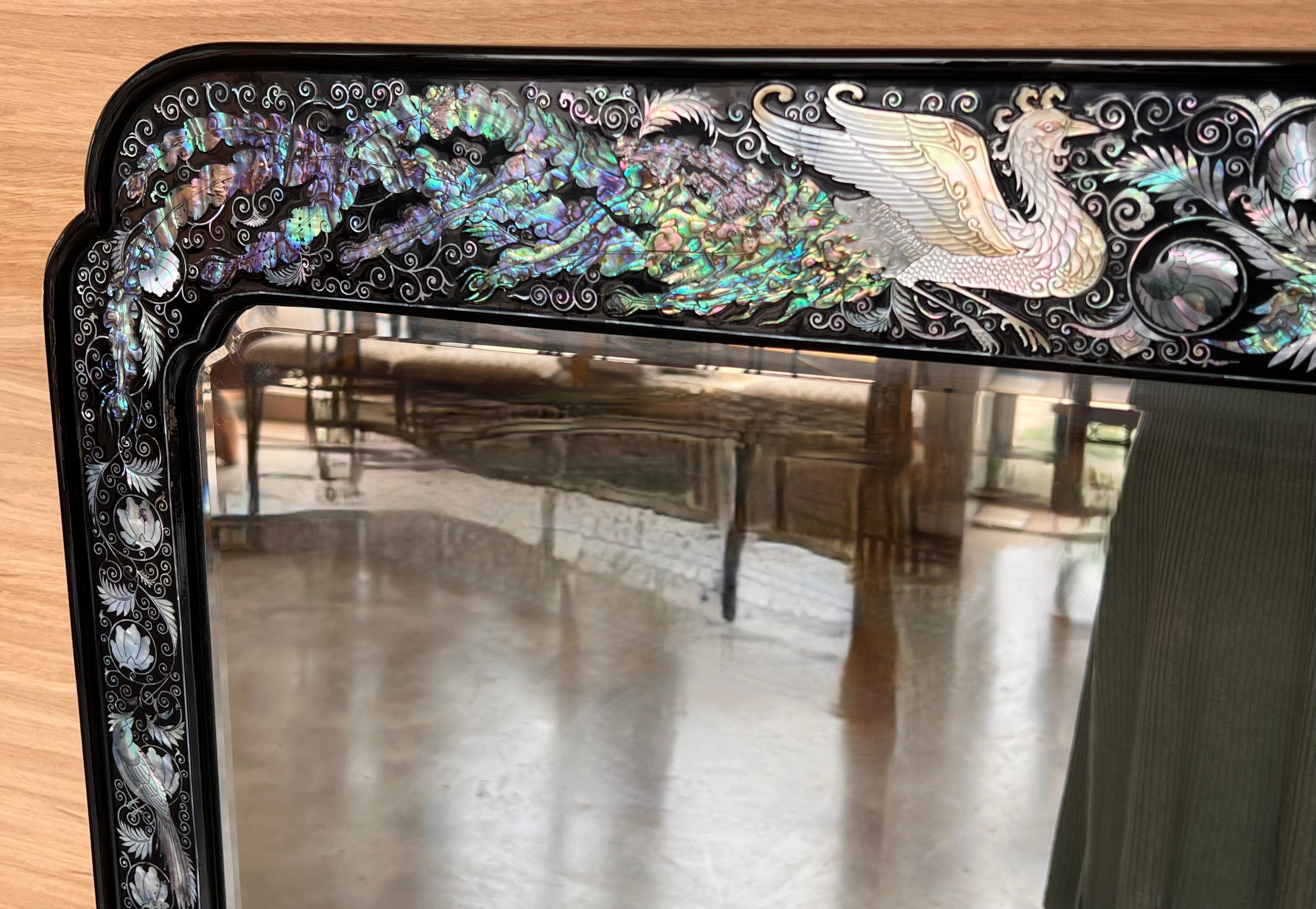 Miroir d'exportation chinois laqué noir avec incrustations Bon état - En vente à Miami, FL
