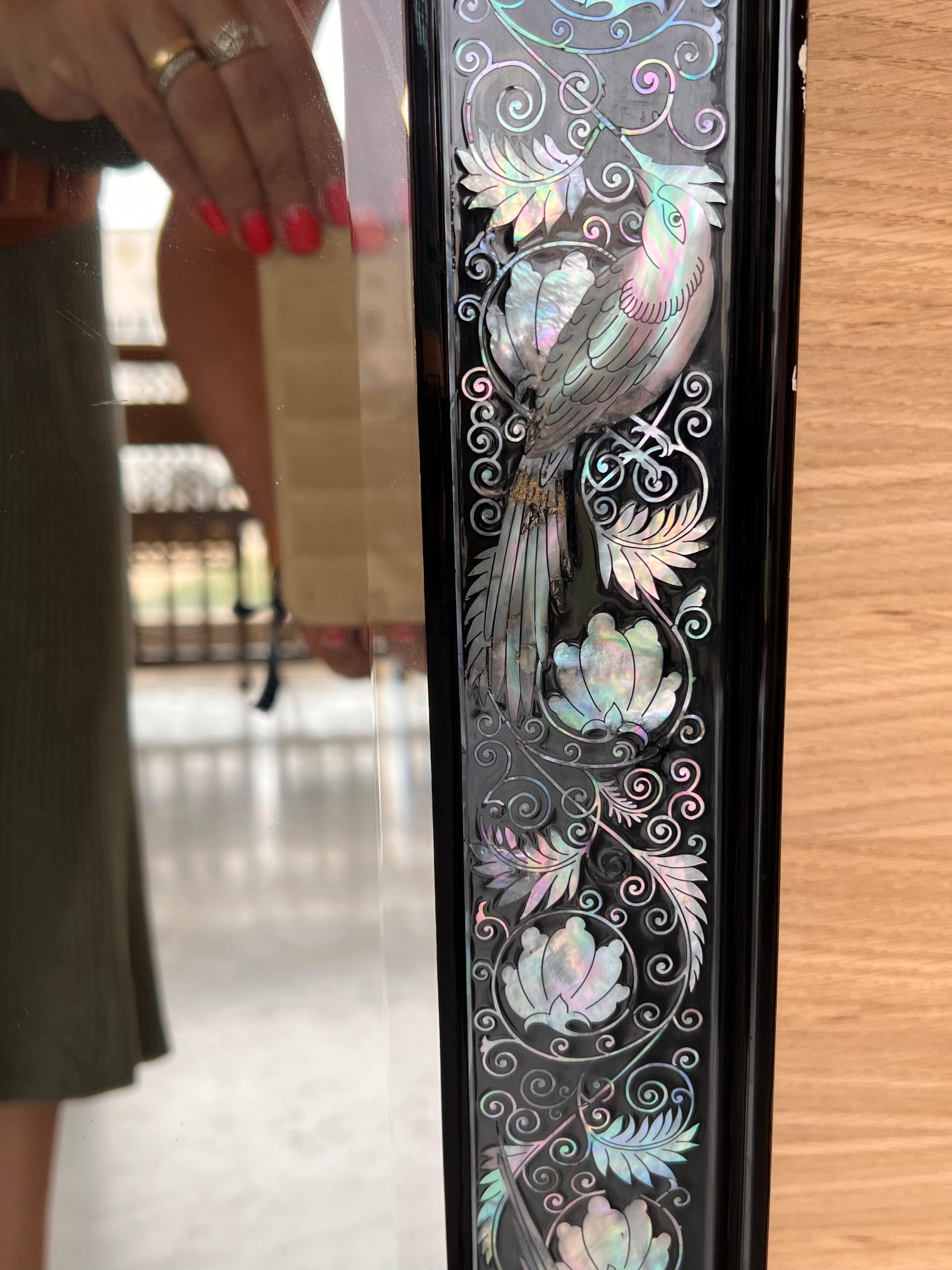 20ième siècle Miroir d'exportation chinois laqué noir avec incrustations en vente