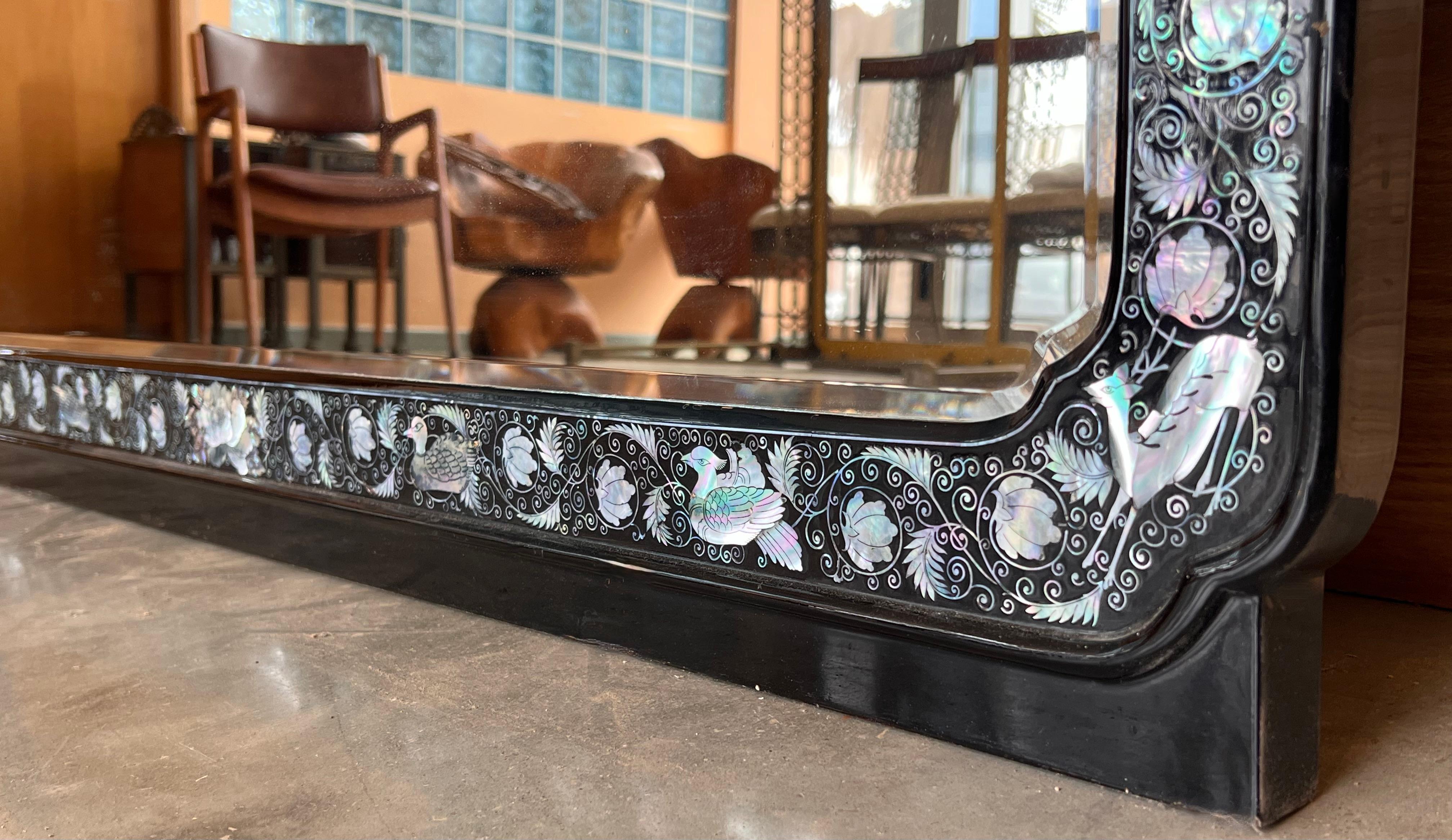 Bois Miroir d'exportation chinois laqué noir avec incrustations en vente