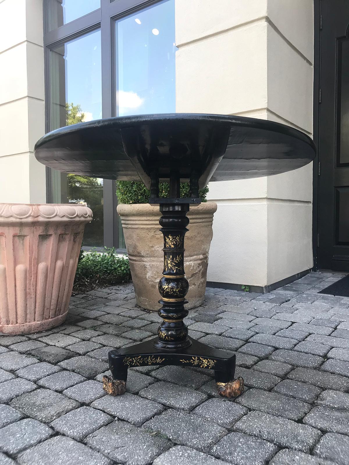 Chinese Export Black Lacquered Tilt Top Table, circa 1820s 3