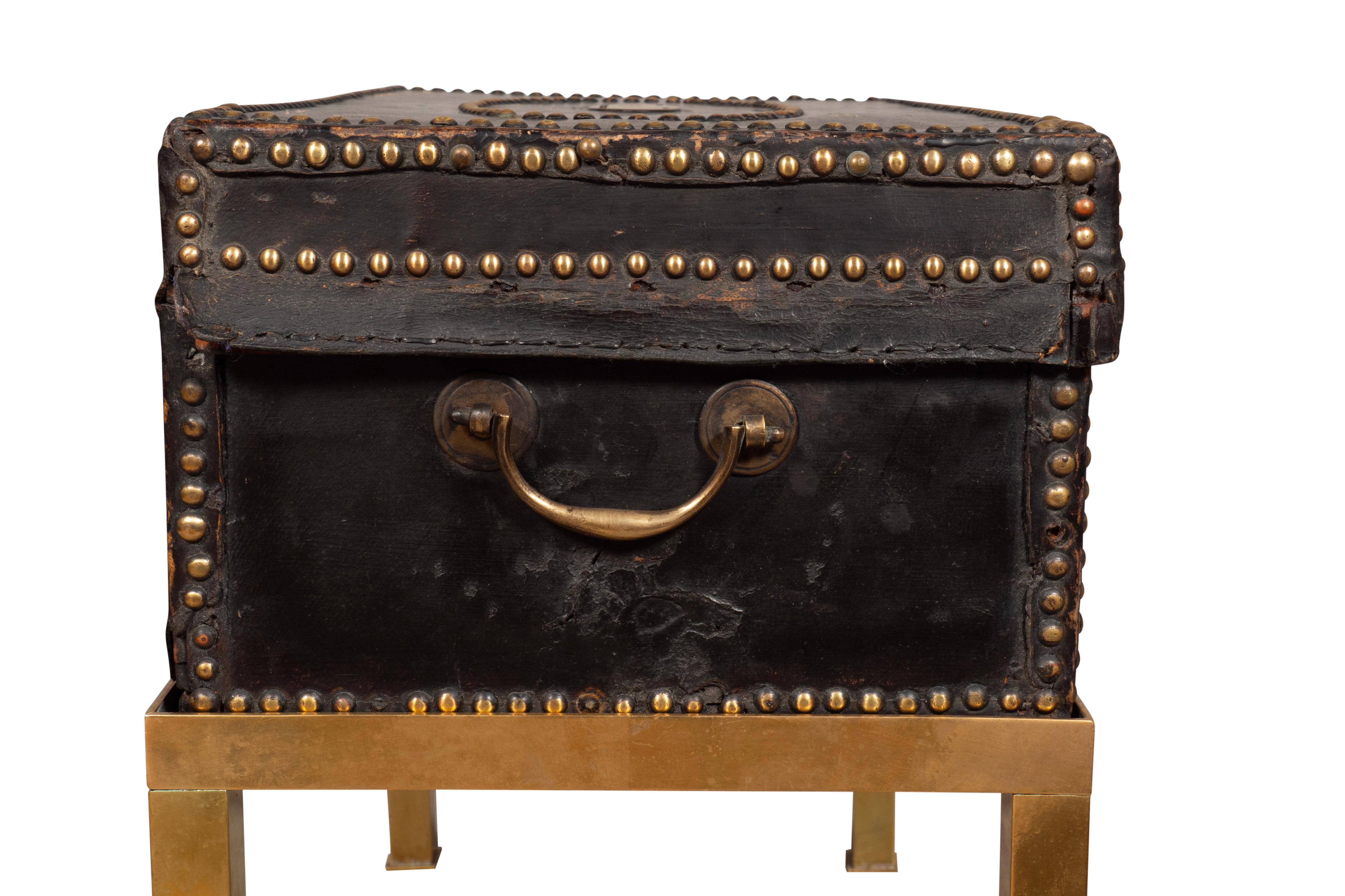 Caja de cuero negro de exportación china con soporte Mediados del siglo XIX en venta
