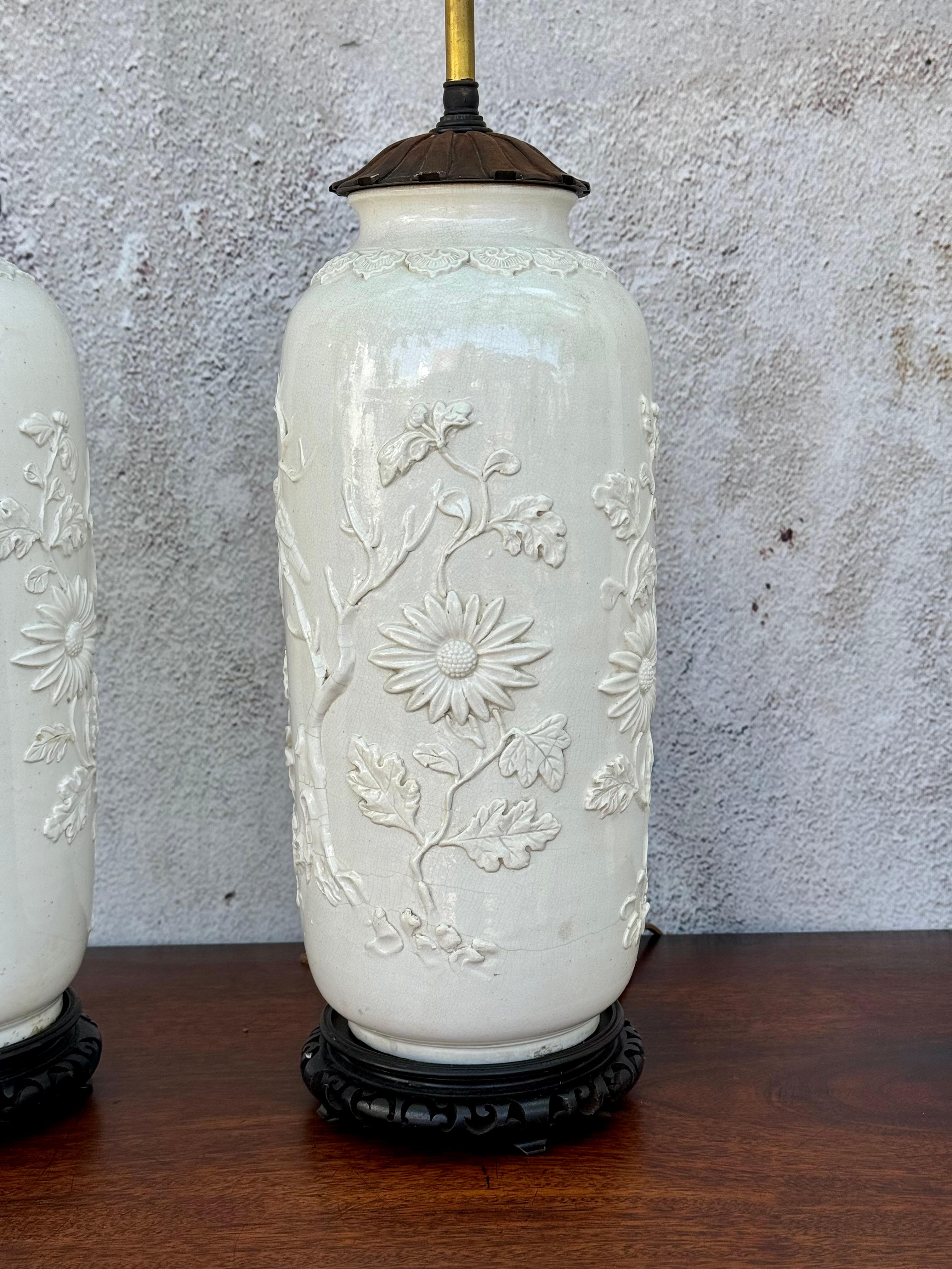 Vases cylindriques d'exportation chinoise en porcelaine blanc de Chine montés comme lampes en vente 3
