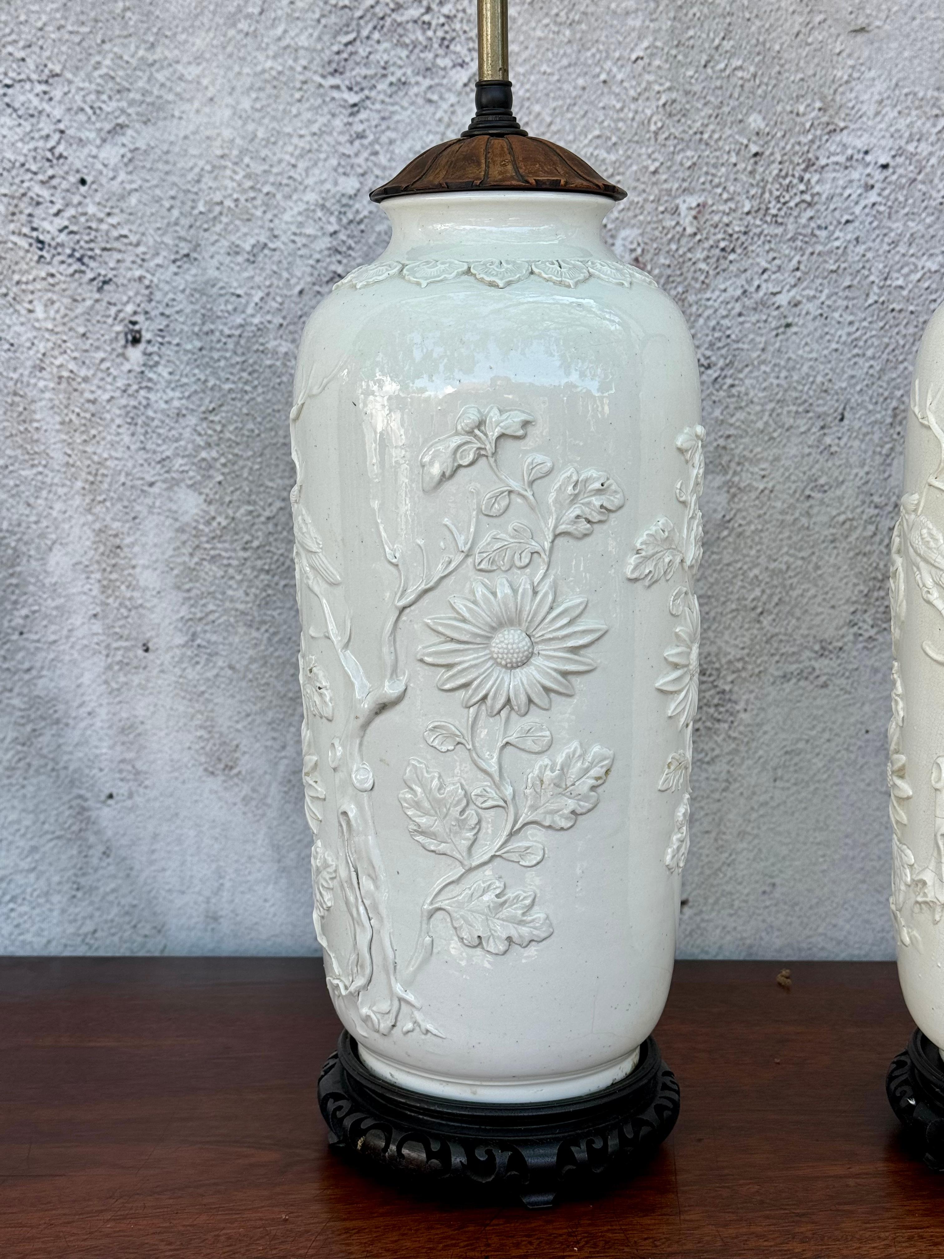 Exportation chinoise Vases cylindriques d'exportation chinoise en porcelaine blanc de Chine montés comme lampes en vente