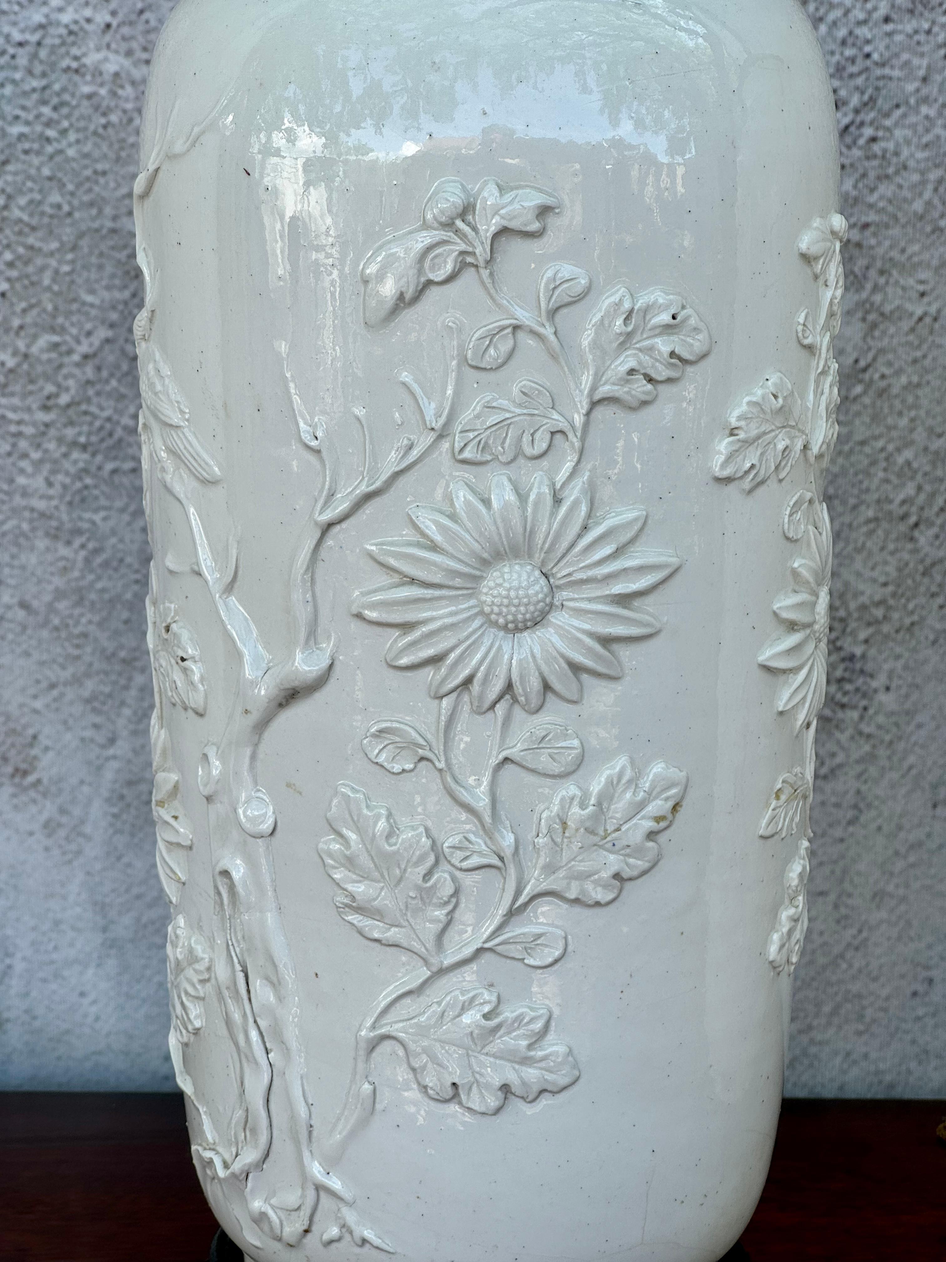 Chinois Vases cylindriques d'exportation chinoise en porcelaine blanc de Chine montés comme lampes en vente