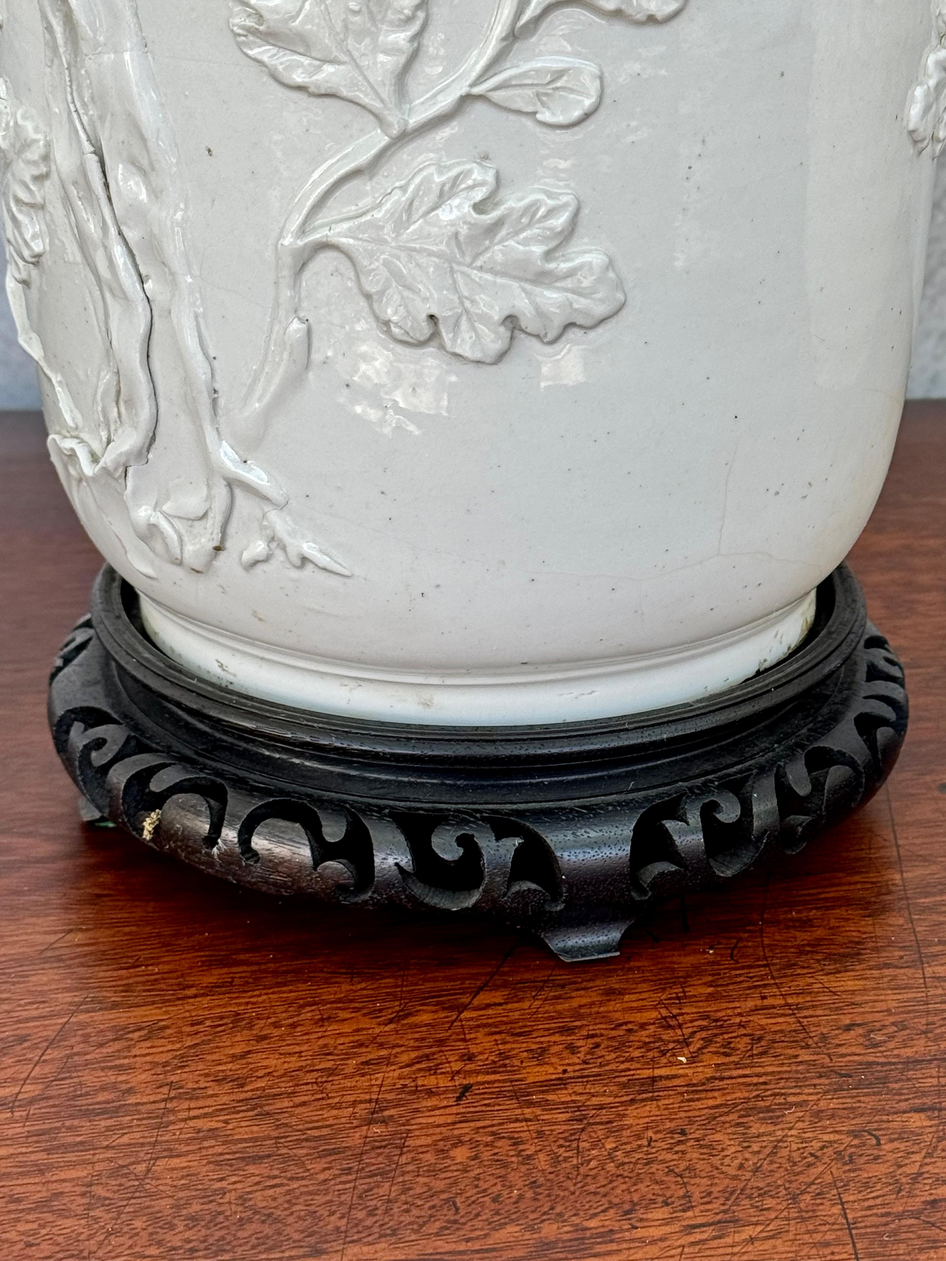 Vases cylindriques d'exportation chinoise en porcelaine blanc de Chine montés comme lampes Bon état - En vente à Bradenton, FL