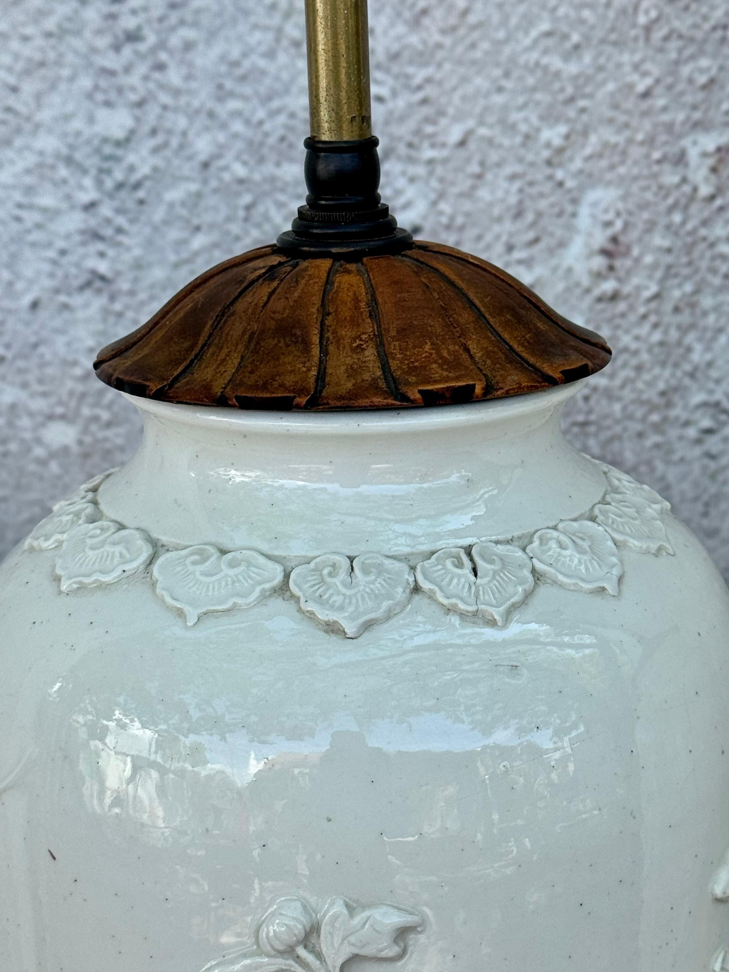 XIXe siècle Vases cylindriques d'exportation chinoise en porcelaine blanc de Chine montés comme lampes en vente