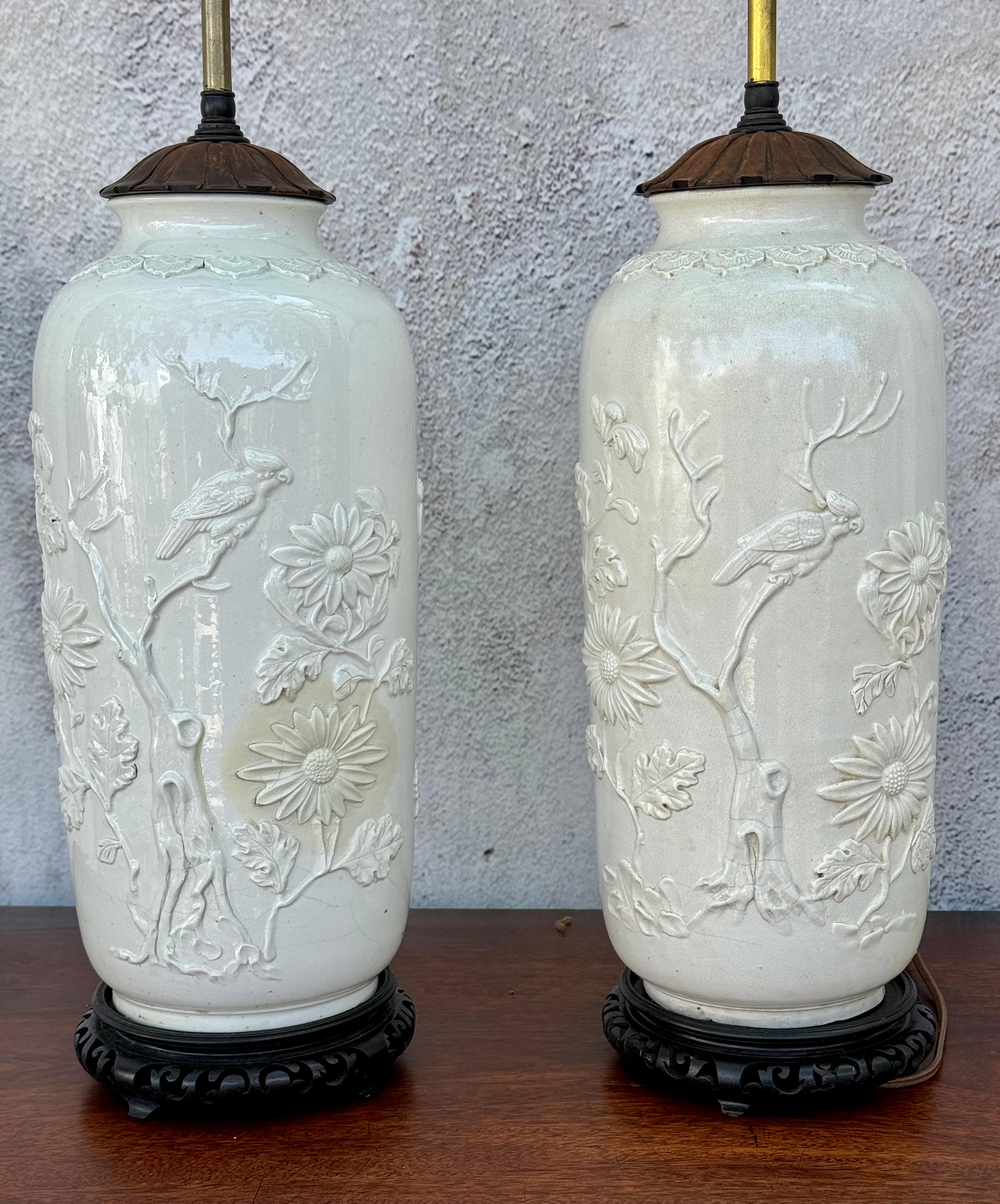 Vases cylindriques d'exportation chinoise en porcelaine blanc de Chine montés comme lampes en vente 1