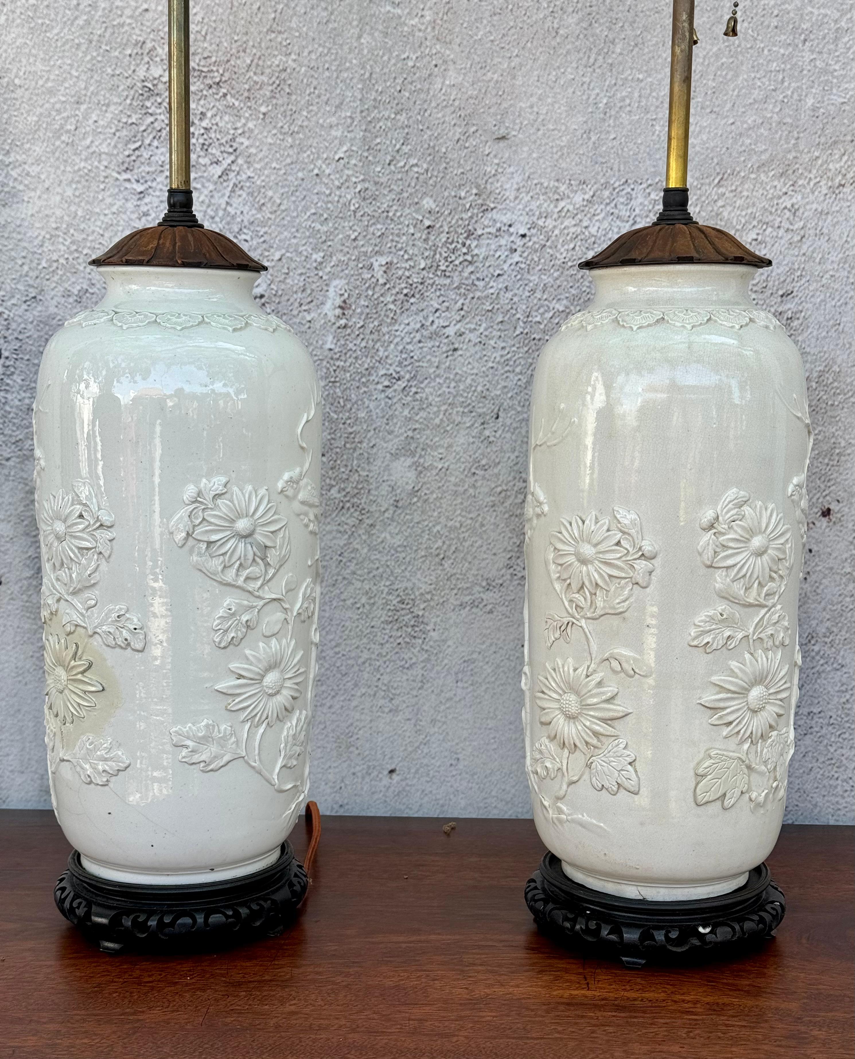Vases cylindriques d'exportation chinoise en porcelaine blanc de Chine montés comme lampes en vente 2