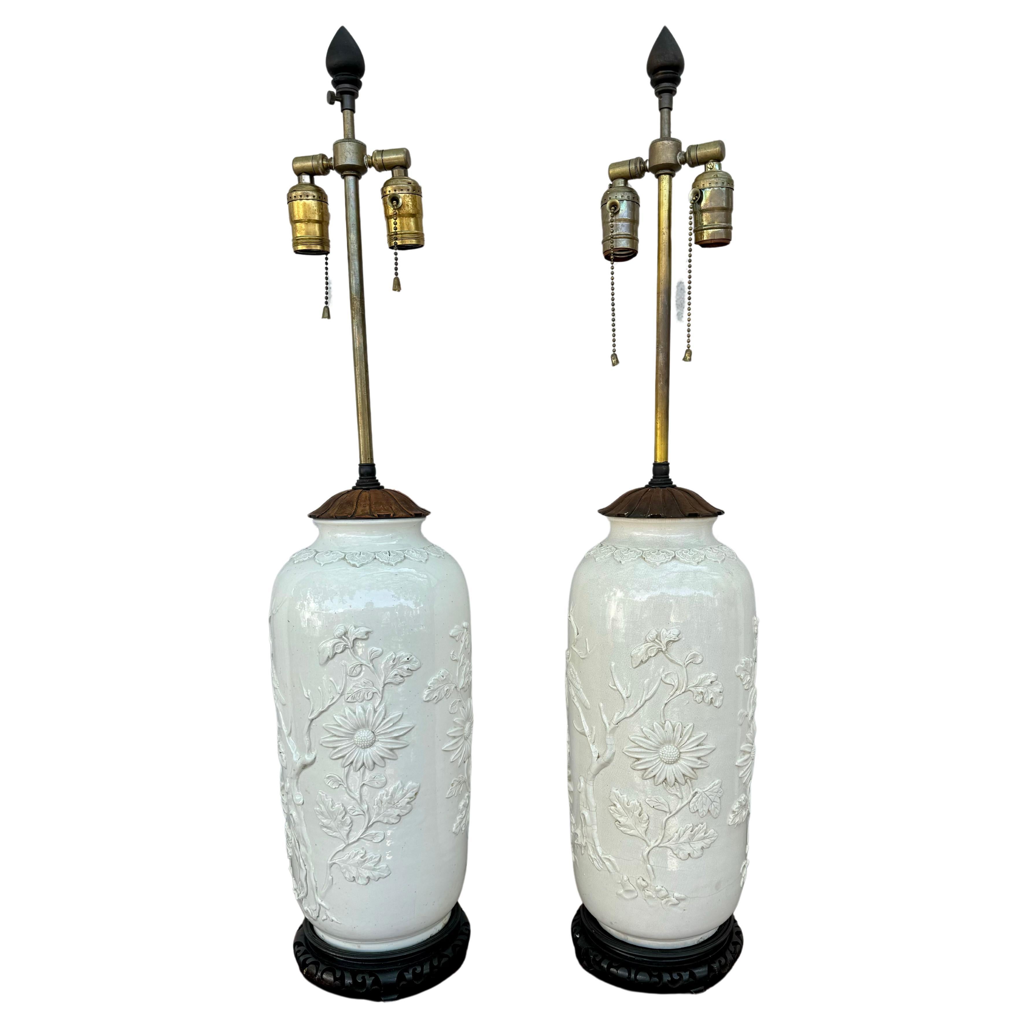 Vases cylindriques d'exportation chinoise en porcelaine blanc de Chine montés comme lampes en vente
