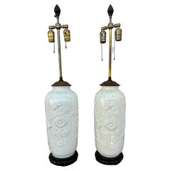 Vases cylindriques d'exportation chinoise en porcelaine blanc de Chine montés comme lampes