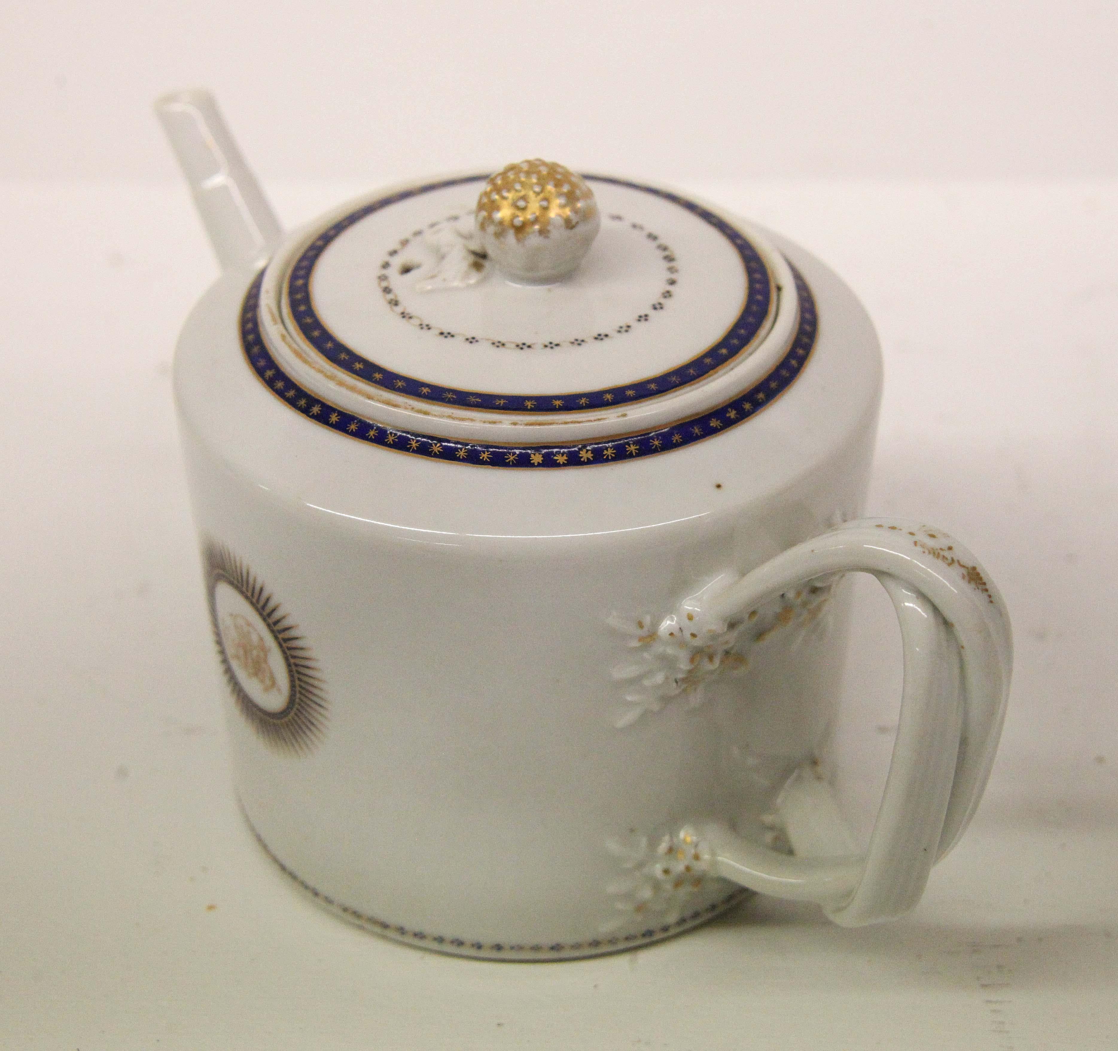 Chinesische Export-Teekanne aus Blanc-Porzellan (Vergoldet) im Angebot