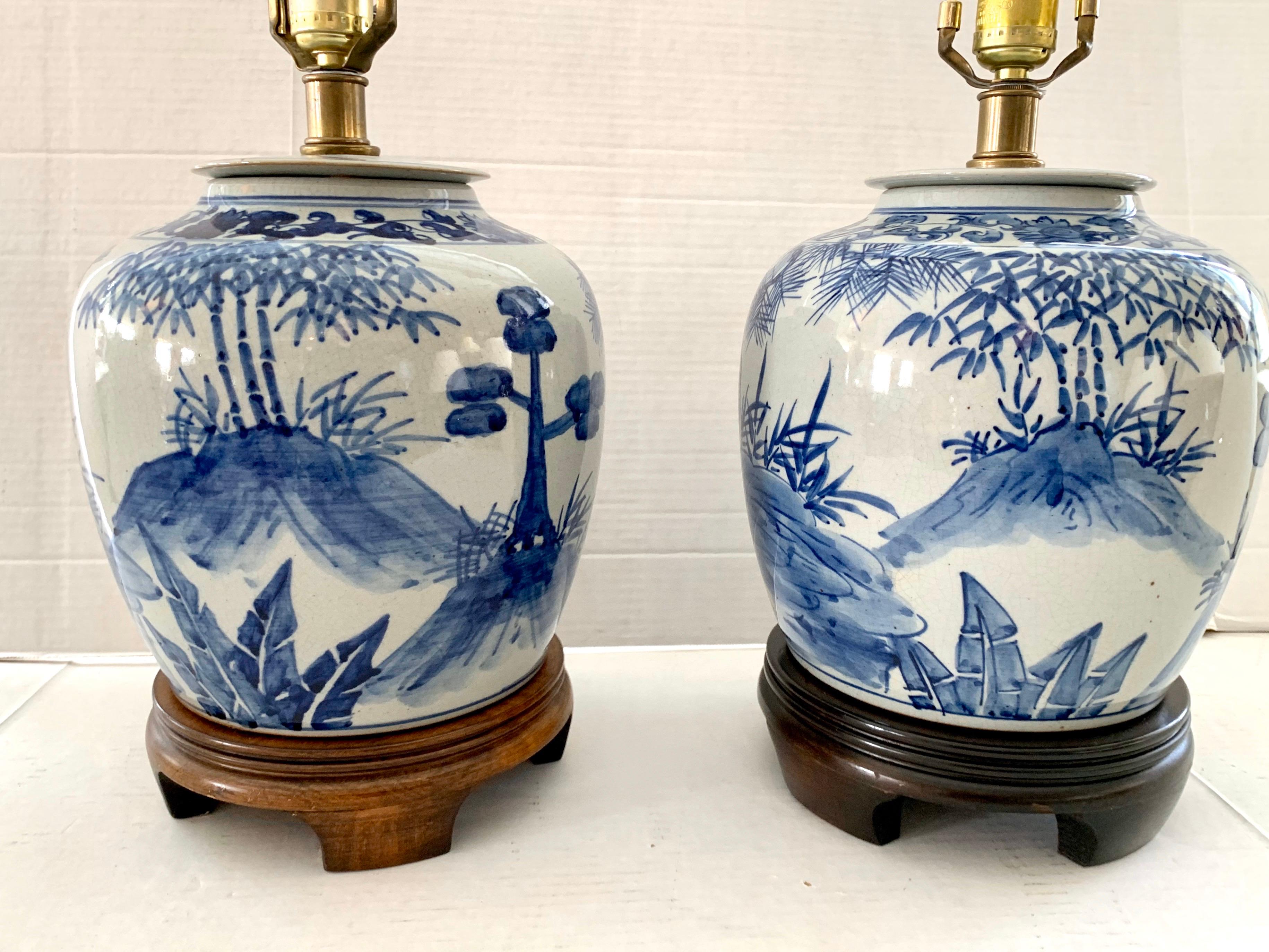 Paire de lampes à pot de gingembre d'exportation chinoise peintes à la main en bleu et blanc Bon état à West Hartford, CT