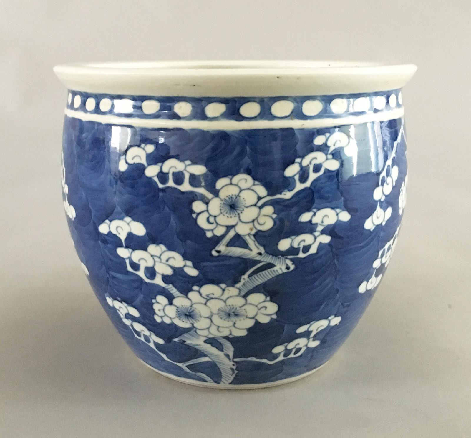 Chinese Export Blue and White Jardiniere In Good Condition For Sale In Sheffield, MA