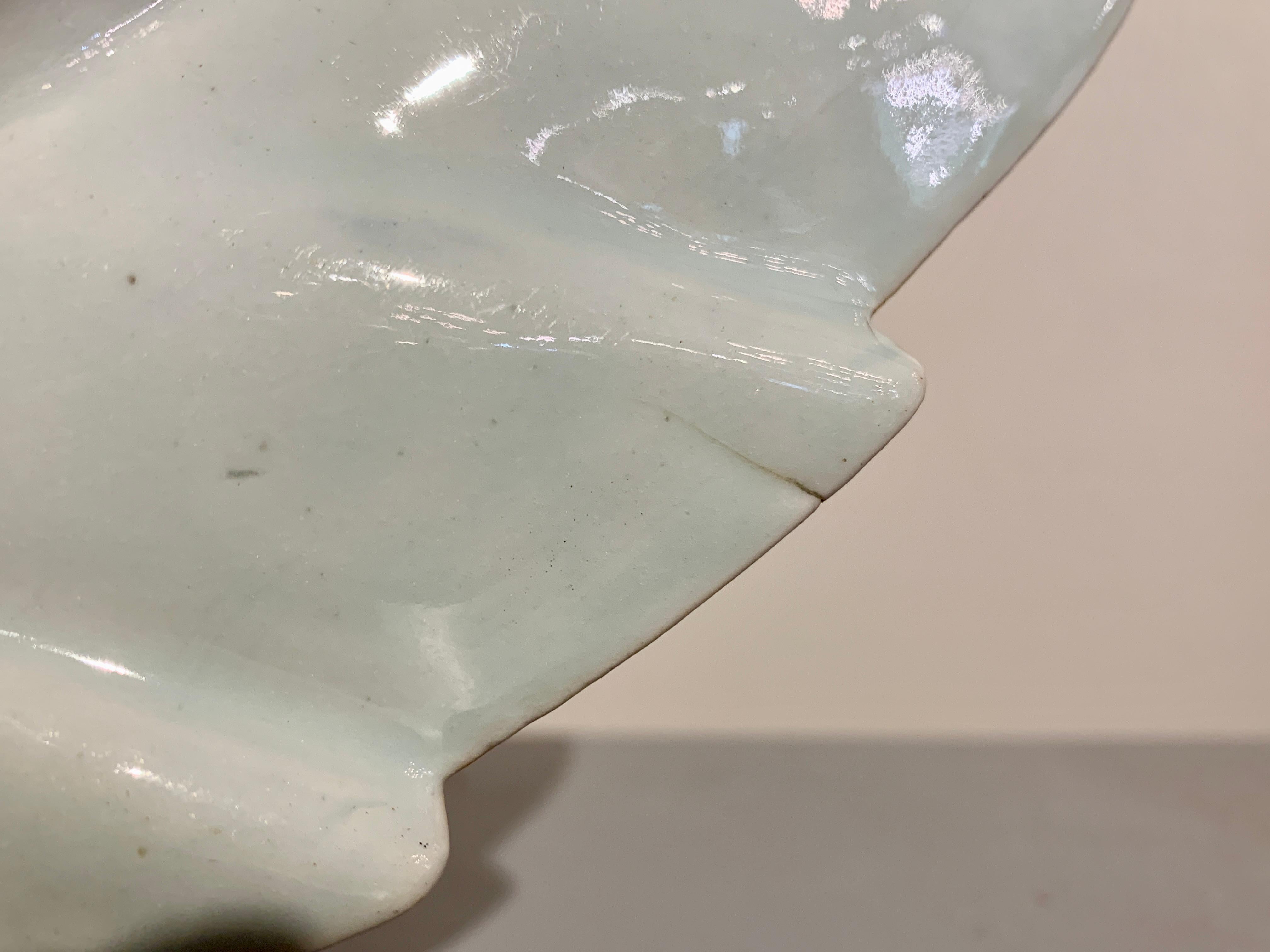 Piatto da esportazione cinese a forma di foglia bianca e blu, Qianlong, metà del XVIII secolo in vendita 2