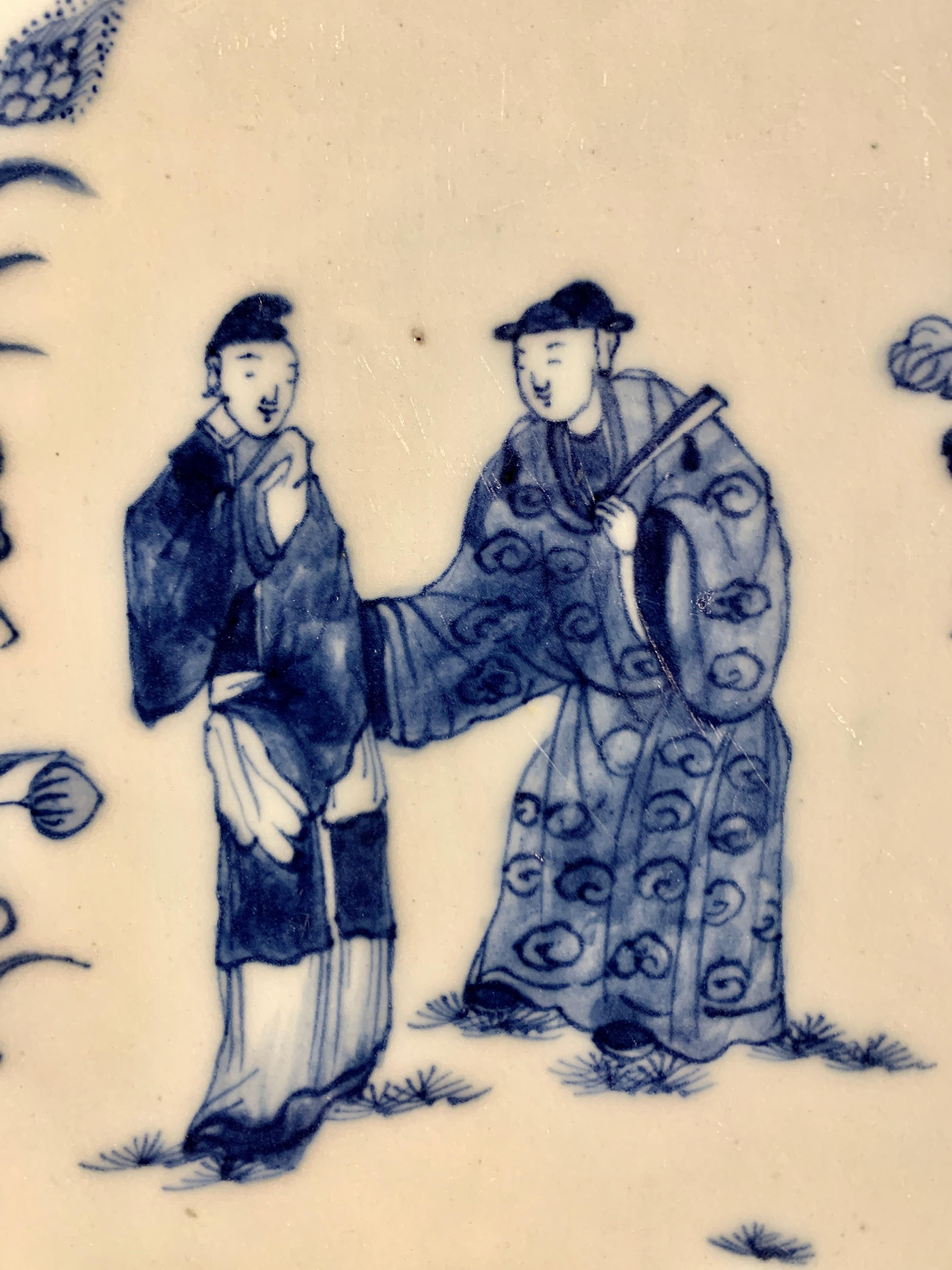 Eine schöne und ungewöhnliche chinesische Export blau und weiß dekoriert Porzellan blattförmige Schale oder Ladegerät, Qianlong-Periode, Mitte des 18. Jahrhunderts, um 1760, China.

Die Schale oder das Ladegerät hat eine interessante blattförmige