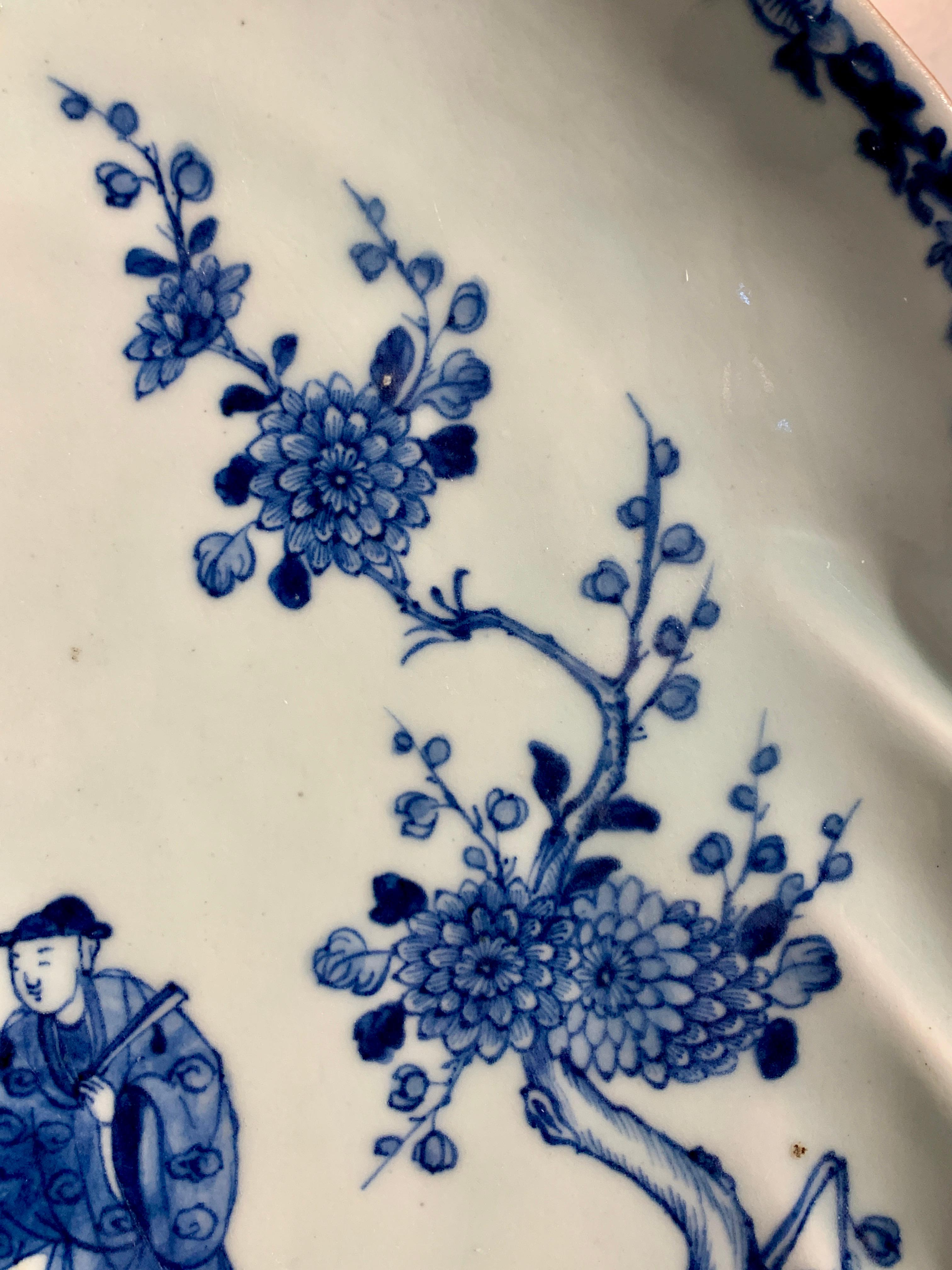 Chinois Plat en forme de feuille bleue et blanche d'exportation chinoise, Qianlong, milieu du 18ème siècle en vente