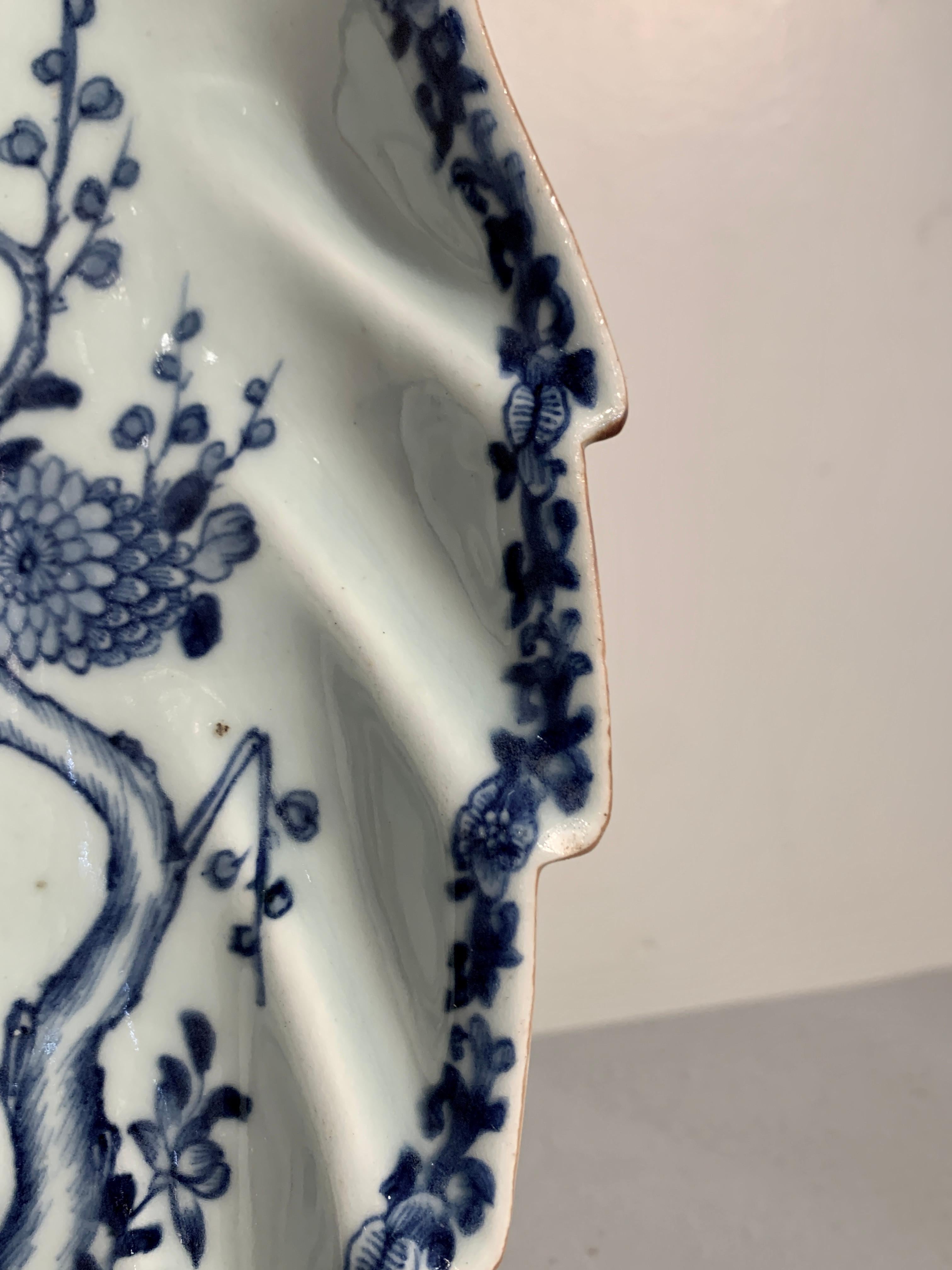 Milieu du XVIIIe siècle Plat en forme de feuille bleue et blanche d'exportation chinoise, Qianlong, milieu du 18ème siècle en vente