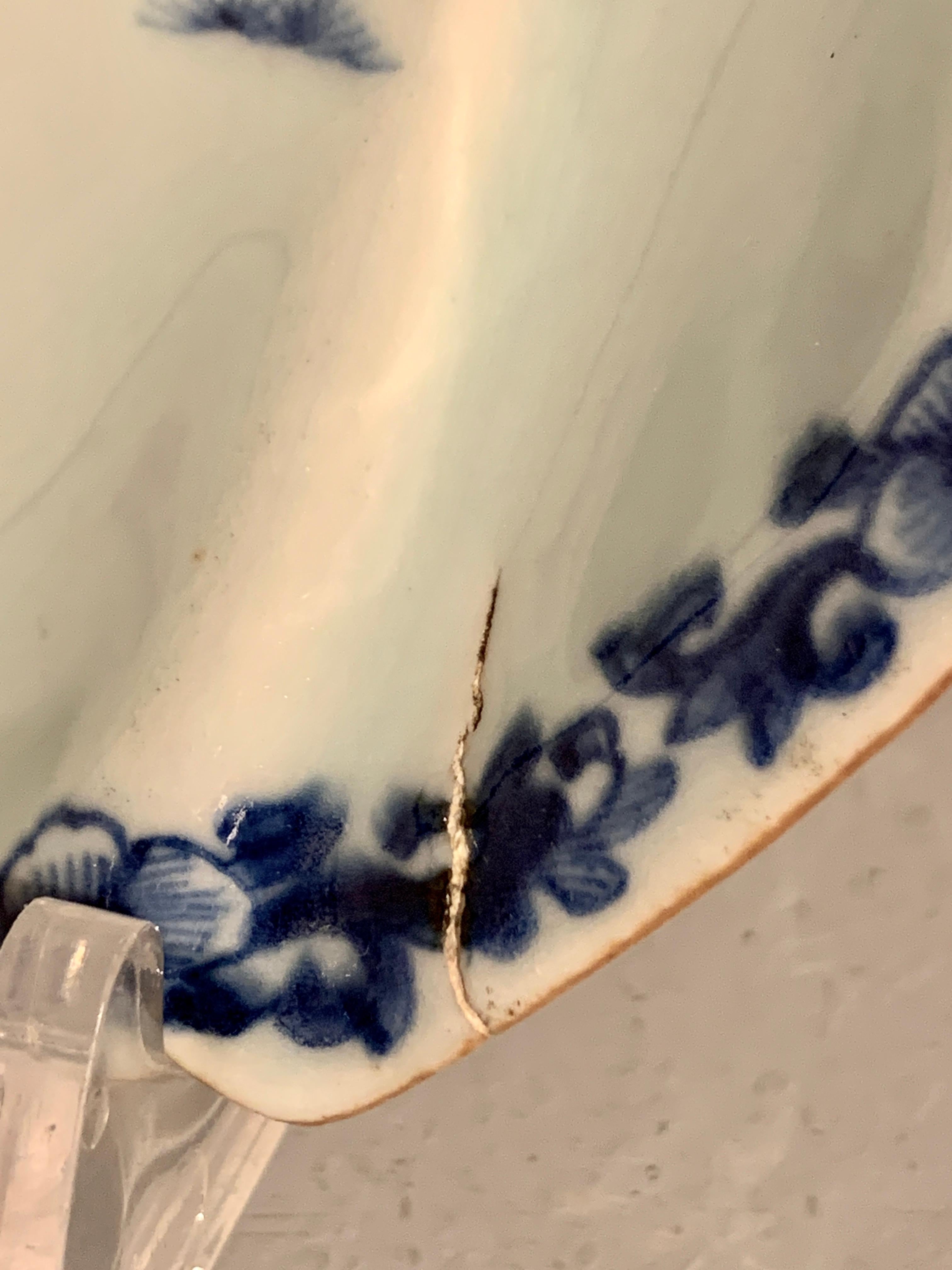 Chinese Export Blue and White Leaf Shaped Dish, Qianlong, Mid 18th Century For Sale 3