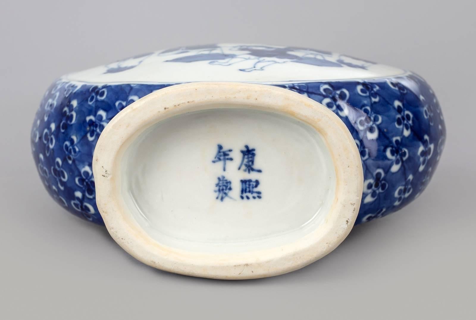 Early 20th Century Chinese Export Blue and White Moon Flask For Sale