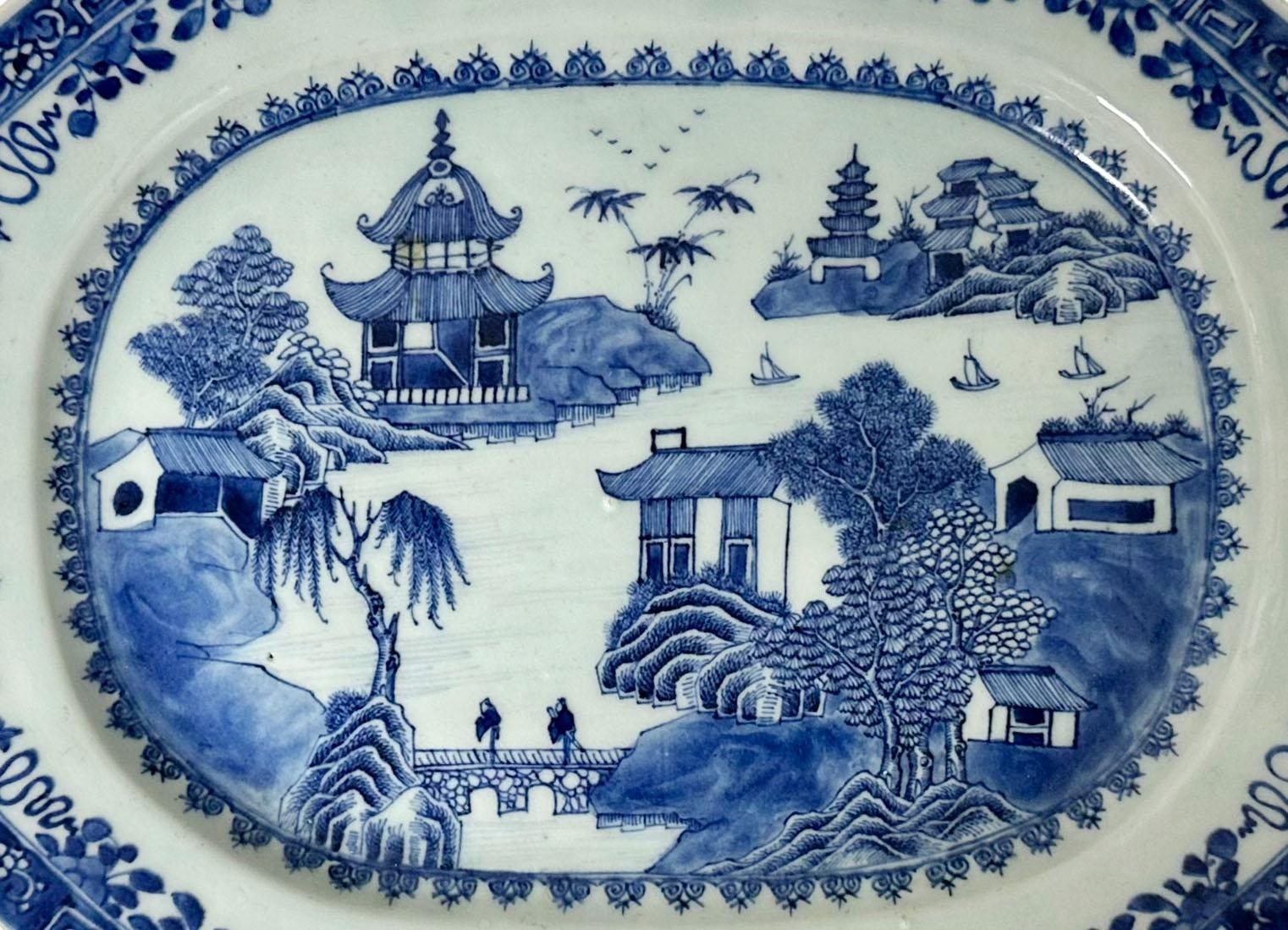 Chinese Export Blue And White Platter In Good Condition For Sale In Tampa, FL