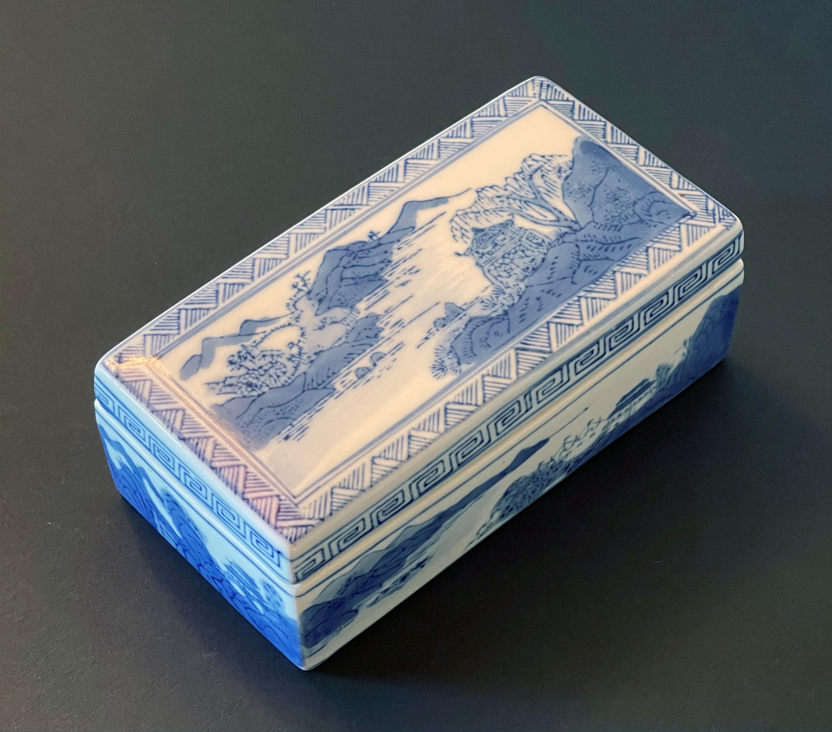 Caja vintage de porcelana azul cobalto decorada con pagodas en un paisaje fluvial, interior provisto de dos compartimentos, fabricada en el siglo XX
Anchura 7,5 pulgadas / profundidad 4 pulgadas / altura 3 pulgadas
1 disponible en stock en