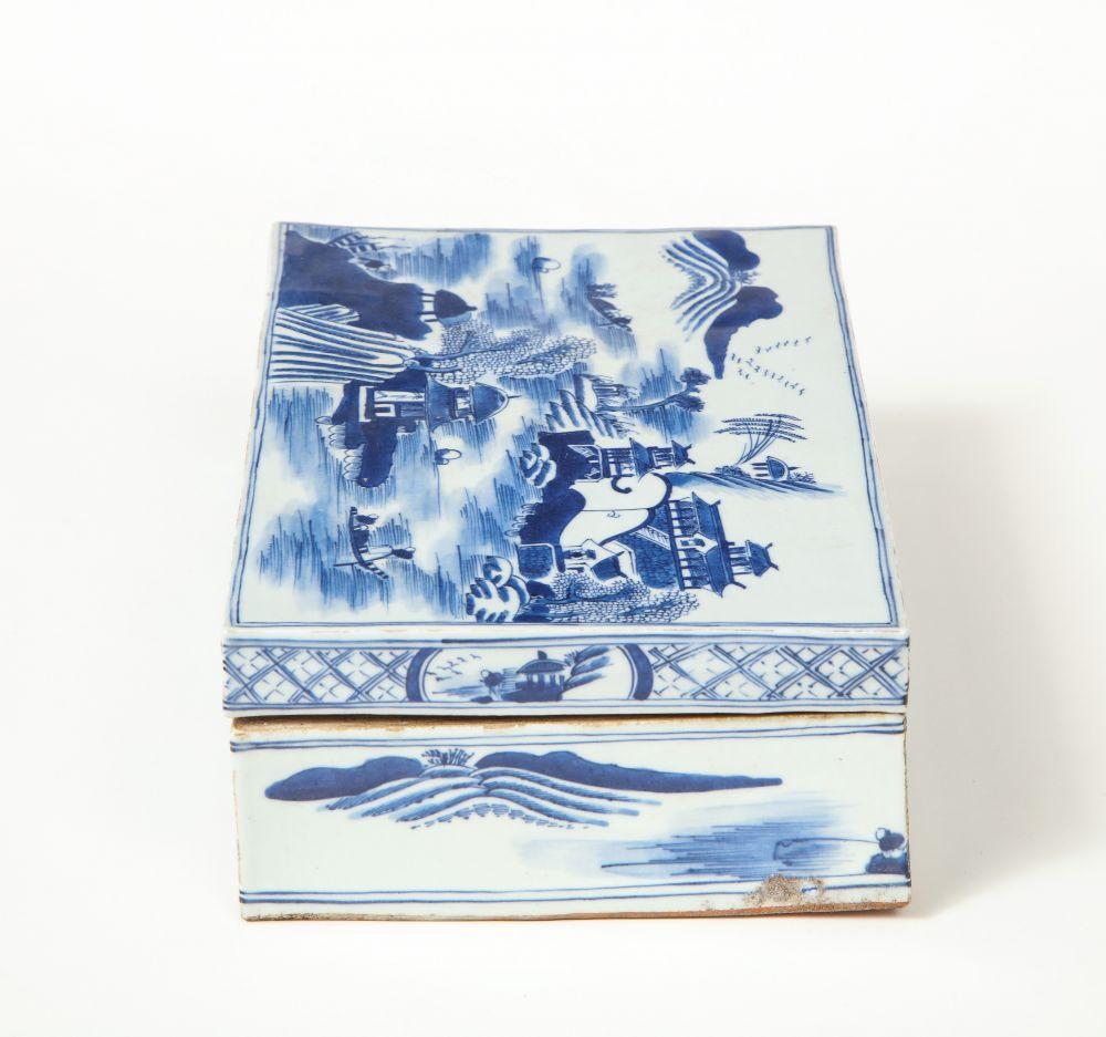 Chinese Export Blue and White Porcelain Box In Good Condition For Sale In New York, NY