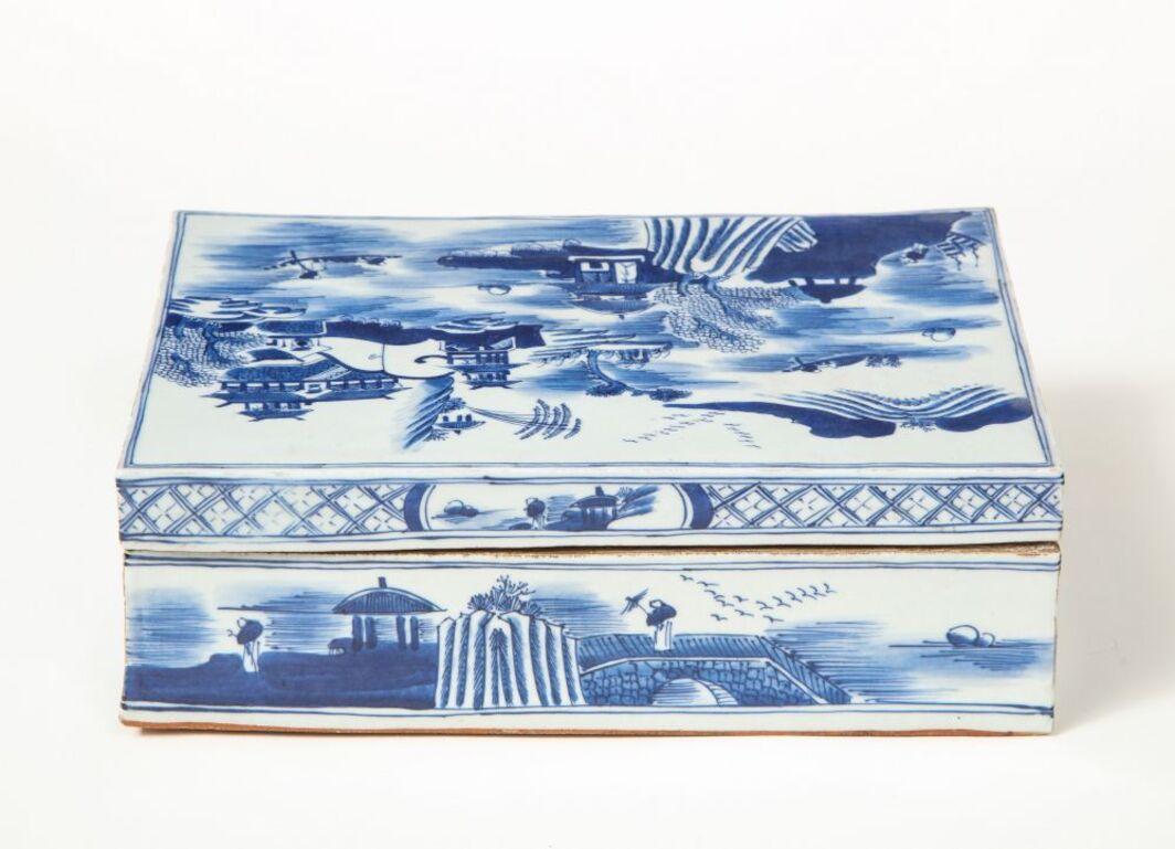 20th Century Chinese Export Blue and White Porcelain Box For Sale