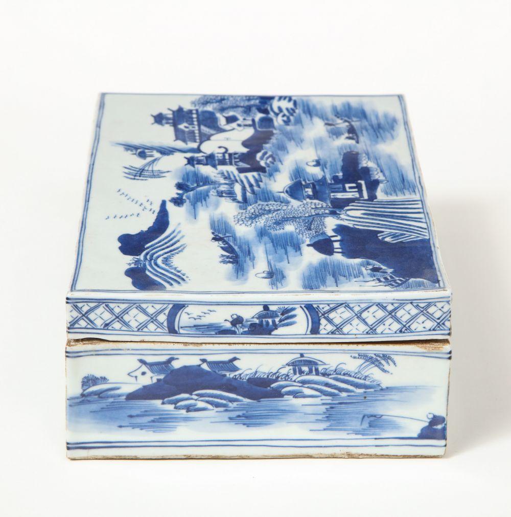 Chinese Export Blue and White Porcelain Box For Sale 1