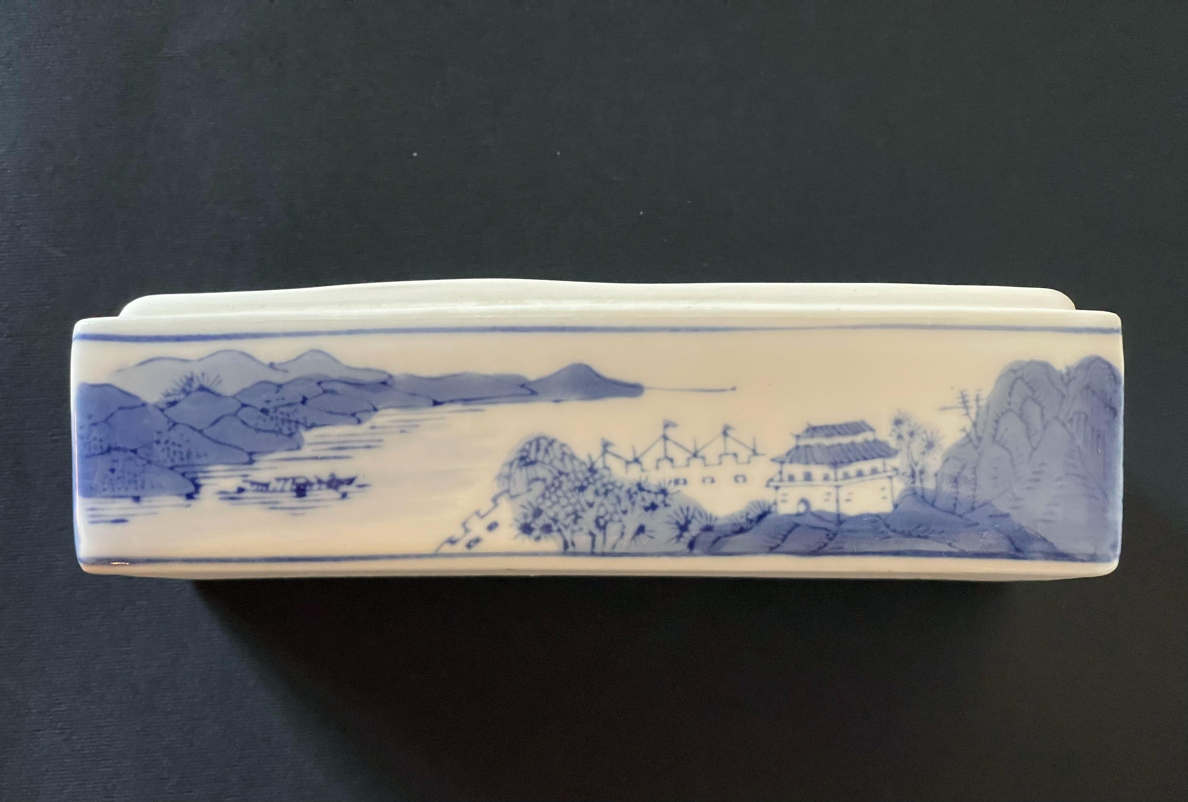 Caja de porcelana china de exportación azul y blanca en venta 1