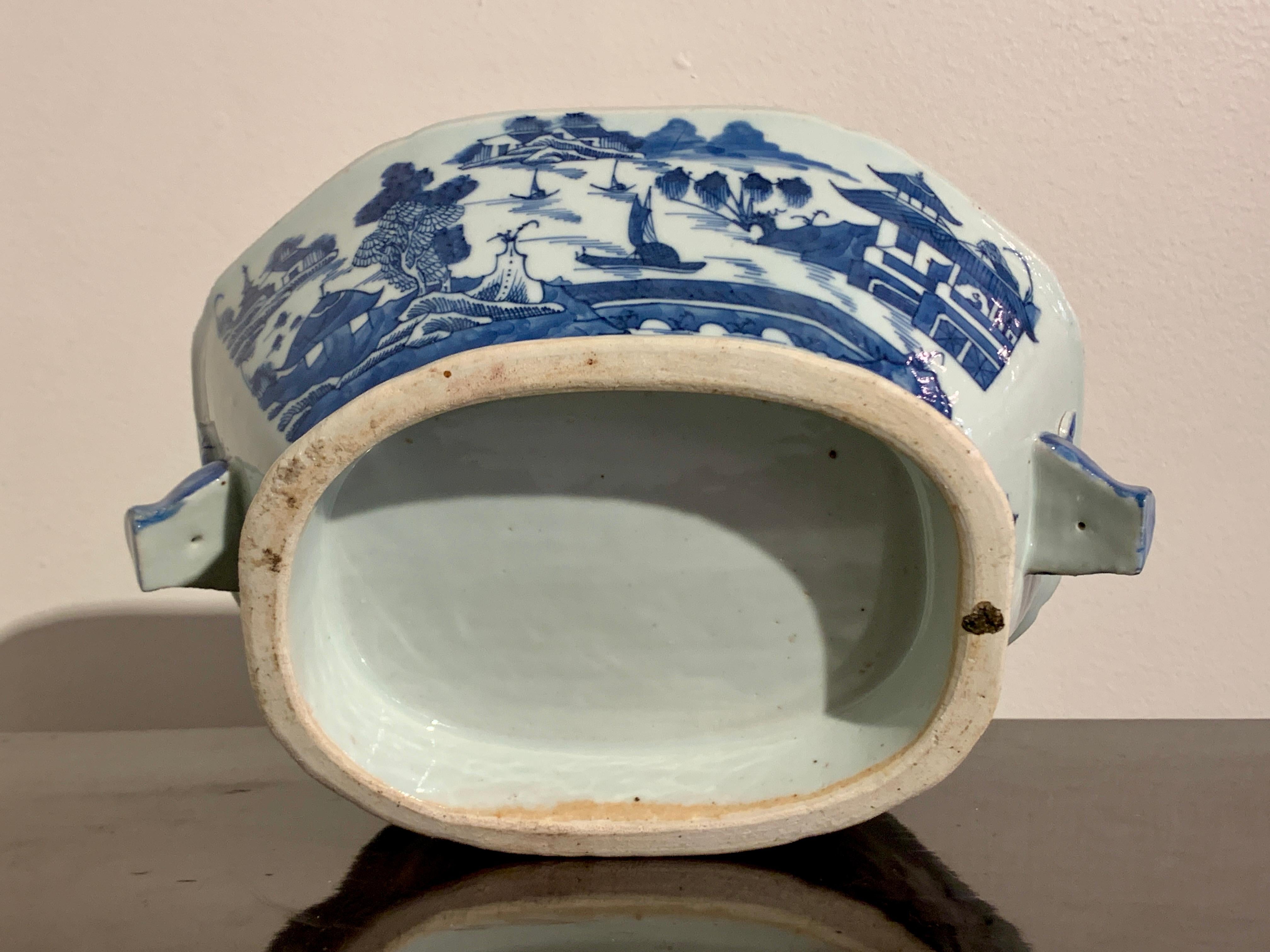 Chinese Export Blue and White Porcelain Covered Tureen and Platter, 19th Cenutry For Sale 6